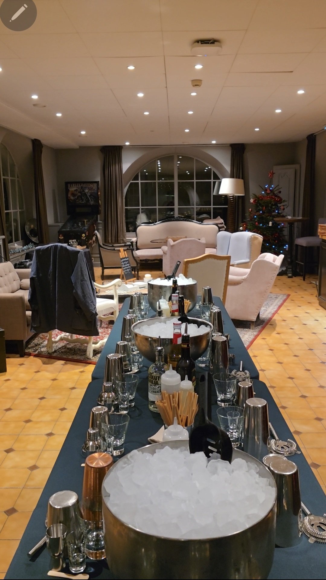 table atelier cocktail avec du matériel de bar