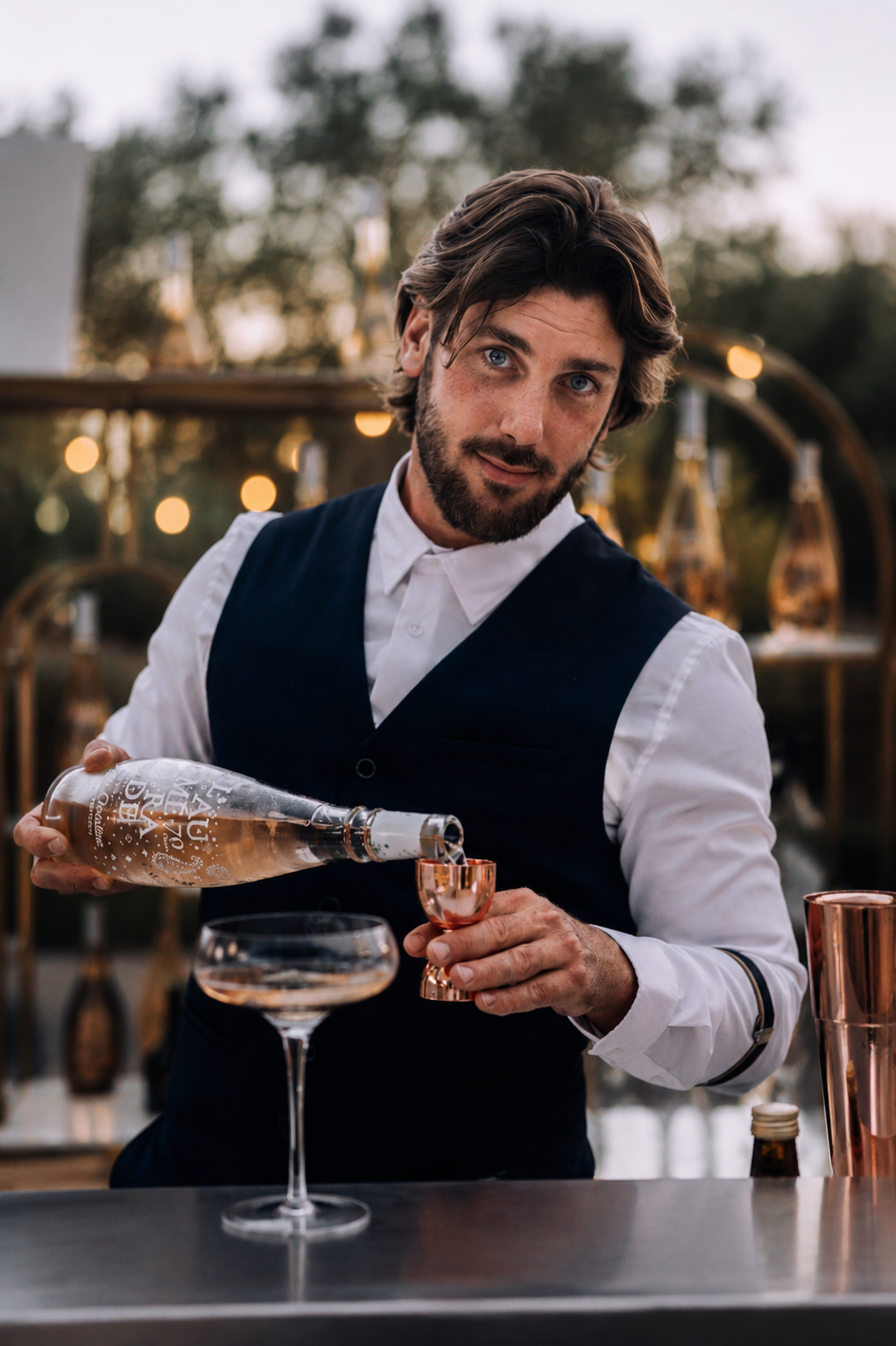 Barman événementiel en train de servir un cocktail