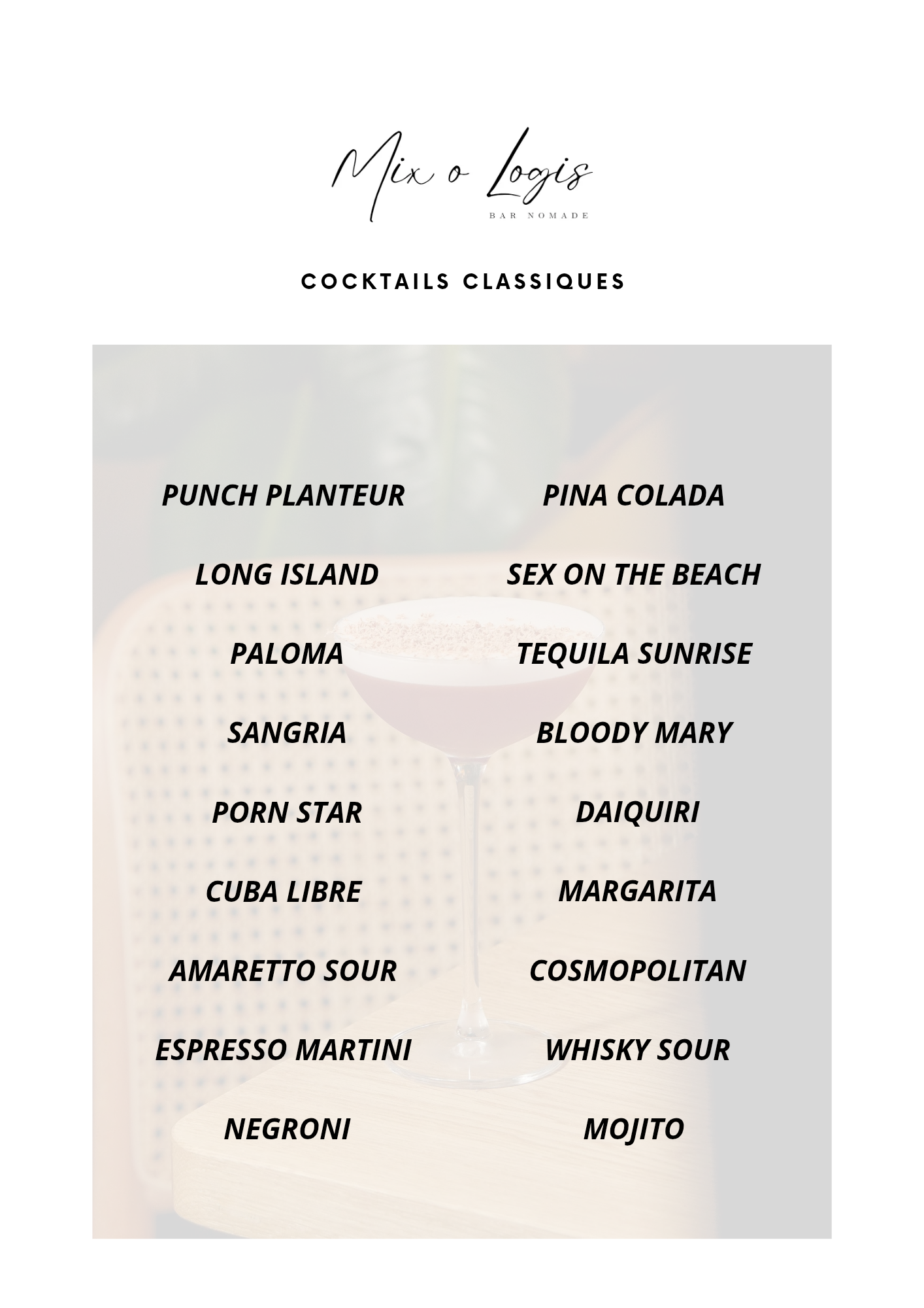 Une carte de cocktails classiques avec une liste de noms de boissons telles que Punch Planteur, Pina Colada, Long Island, Sex on the Beach, Paloma, Tequila Sunrise, Sangria, Bloody Mary, Porn Star, Daiquiri, Cuba Libre, Margarita, Amaretto Sour, Cosmopolitan, Espresso Martini, Whisky Sour, Negroni, Mojito. La carte a un design élégant avec un fond flouté d'un verre à cocktail.