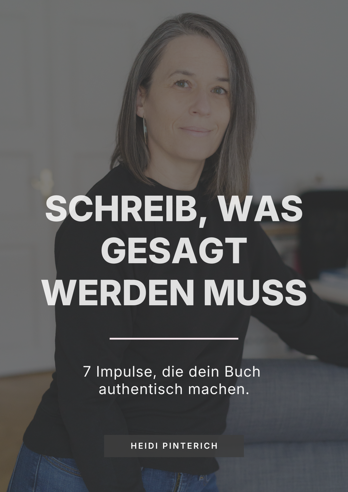 Buchcover mit Titel 'Schreib, was gesagt werden muss' und Autor Heidi Pinterich, zeigt ein Porträt einer lächelnden Frau mit dunklem Oberteil und braunen Haaren vor einem neutralen Hintergrund.