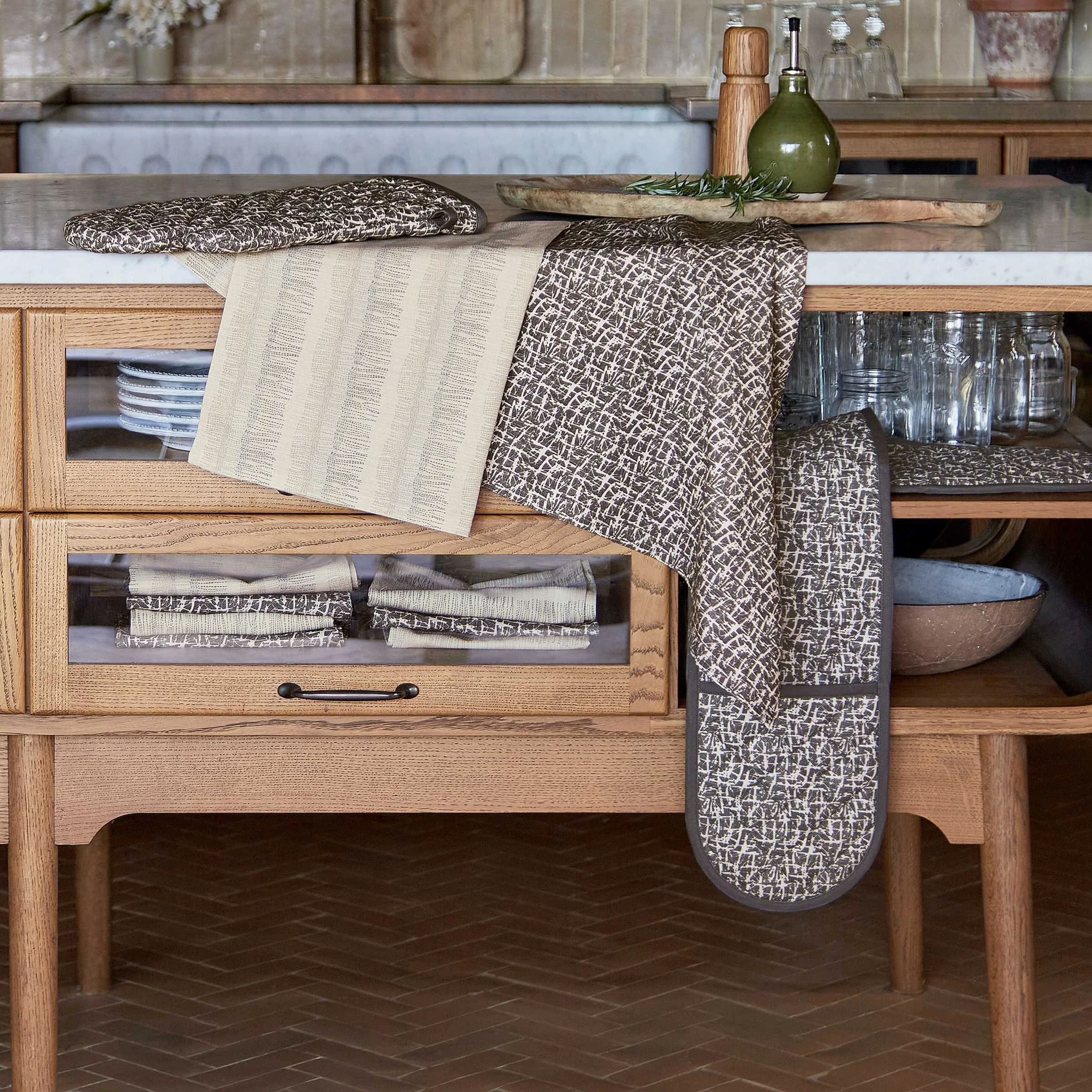 Abigail_Ahern_x_Murmur_charcoal_kitchen_textiles_lifestyle_shot_858199a6-7d00-4386-9c73-4850388dabb1.jpg