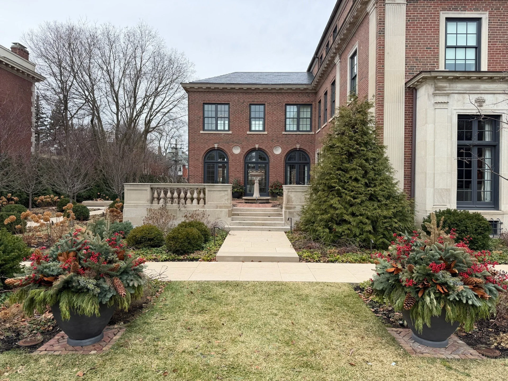 A perfect pairing!😍

Our classic lead Bromsgrove Urns (looking incredible here) have found a beautiful new home. A special thanks to @culliton.quinn for sharing this stunning view of their property.

There's something uniquely elegant about lead in 