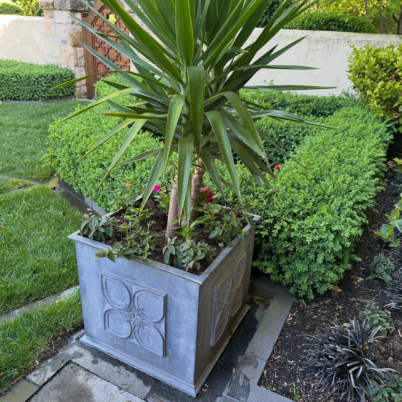 Clean lines, timeless pattern, and a presence that transforms a space. This pattern works in harmony with almost any landscape style&mdash;from structured English gardens to modern coastal escapes.

Where would you place a pair of these? 👇

#GardenI