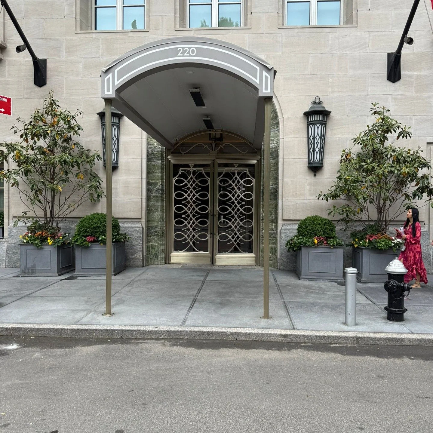 The Entrance of 220 Central Park South, NYC. 🗽

We are incredibly proud to have provided the custom, hand-cast lead planters framing the grand entrance of one of Manhattan's most exclusive residential addresses. Designed to effortlessly complement t