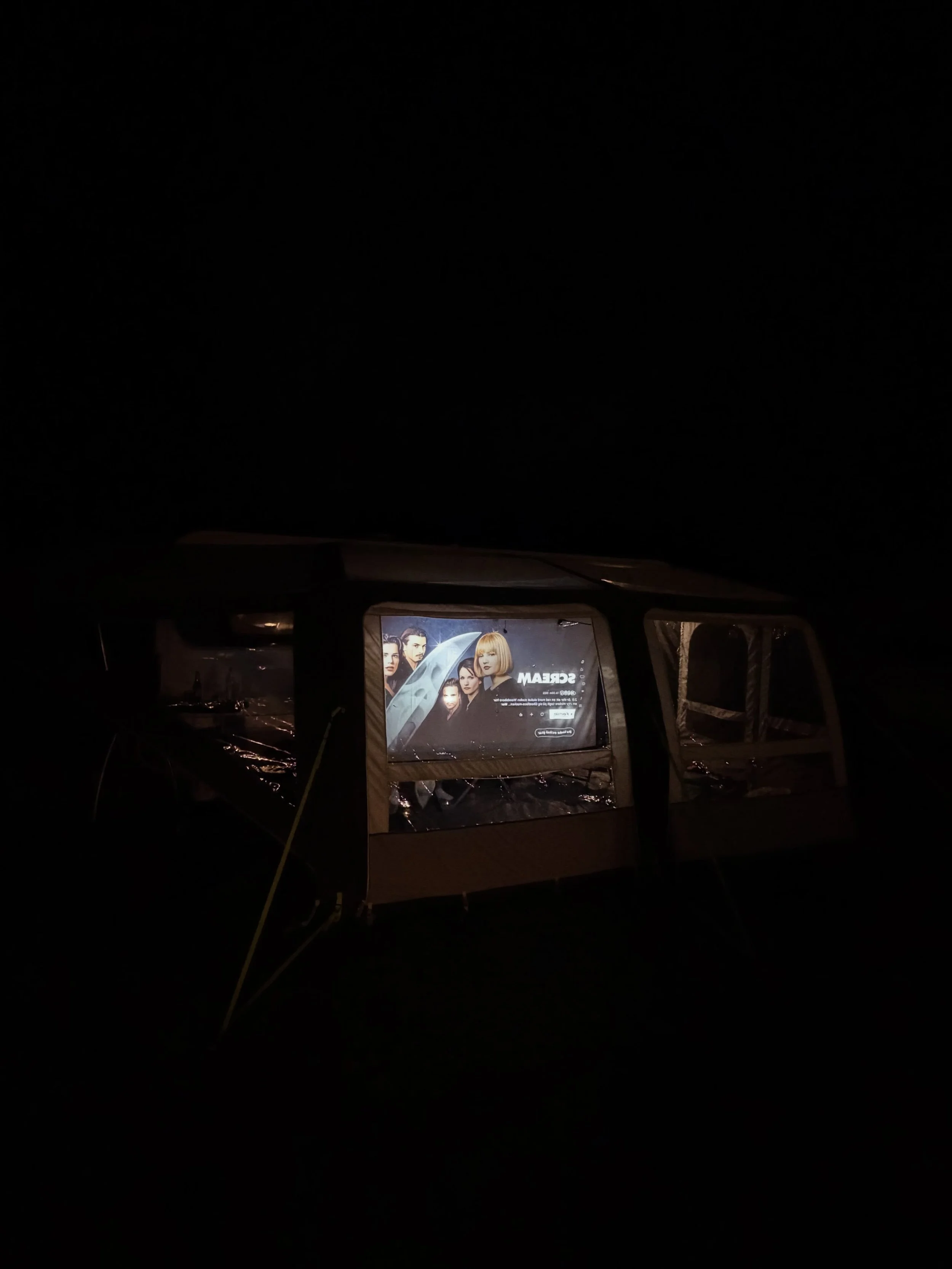 The Hedetofts Traveling Cinema strikes again. This time introducing the newly minted teens to the legacy sequel of Scream 🎬🌲