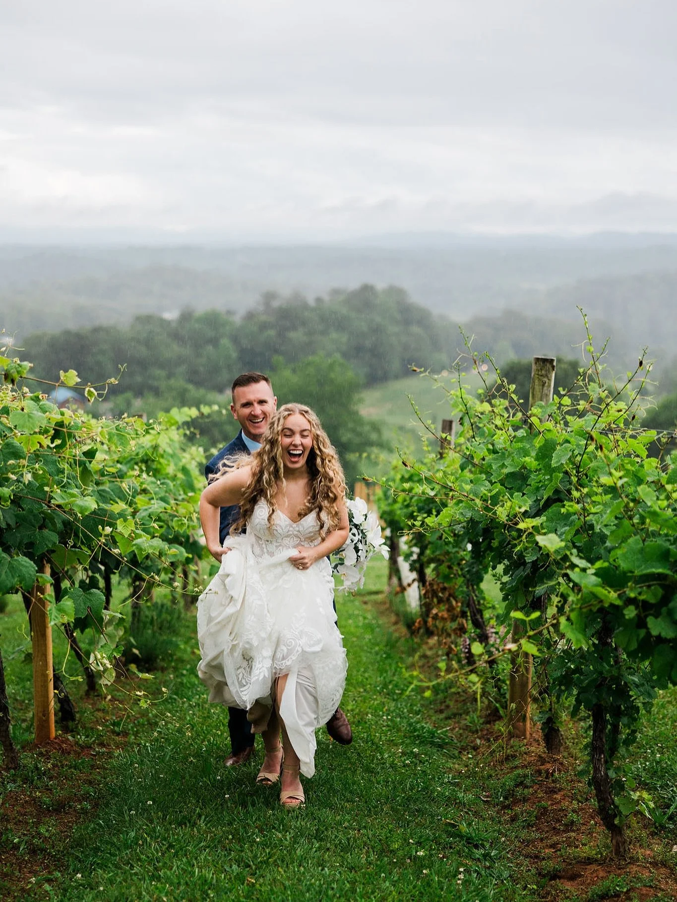 Proof that the best wedding photos start with a little chaos 💍🍇