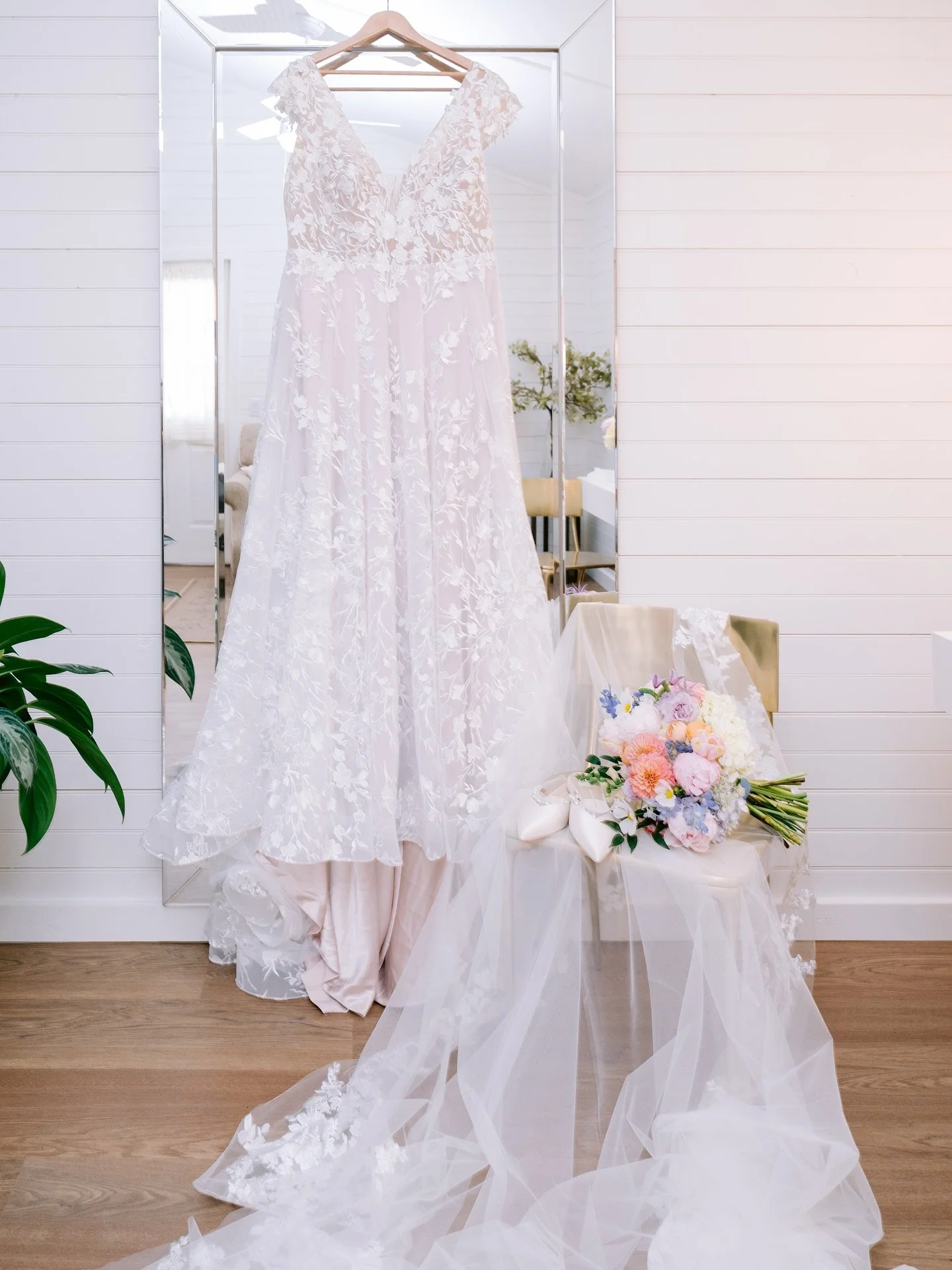 The gown, the veil, the bouquet&hellip; waiting in the bridal cottage ✨ A bright, newly renovated space with makeup stations, lounge, and full bath&mdash;all included when you celebrate at our Blue Ridge Mountain wedding venue.

Shared with love 💐:
