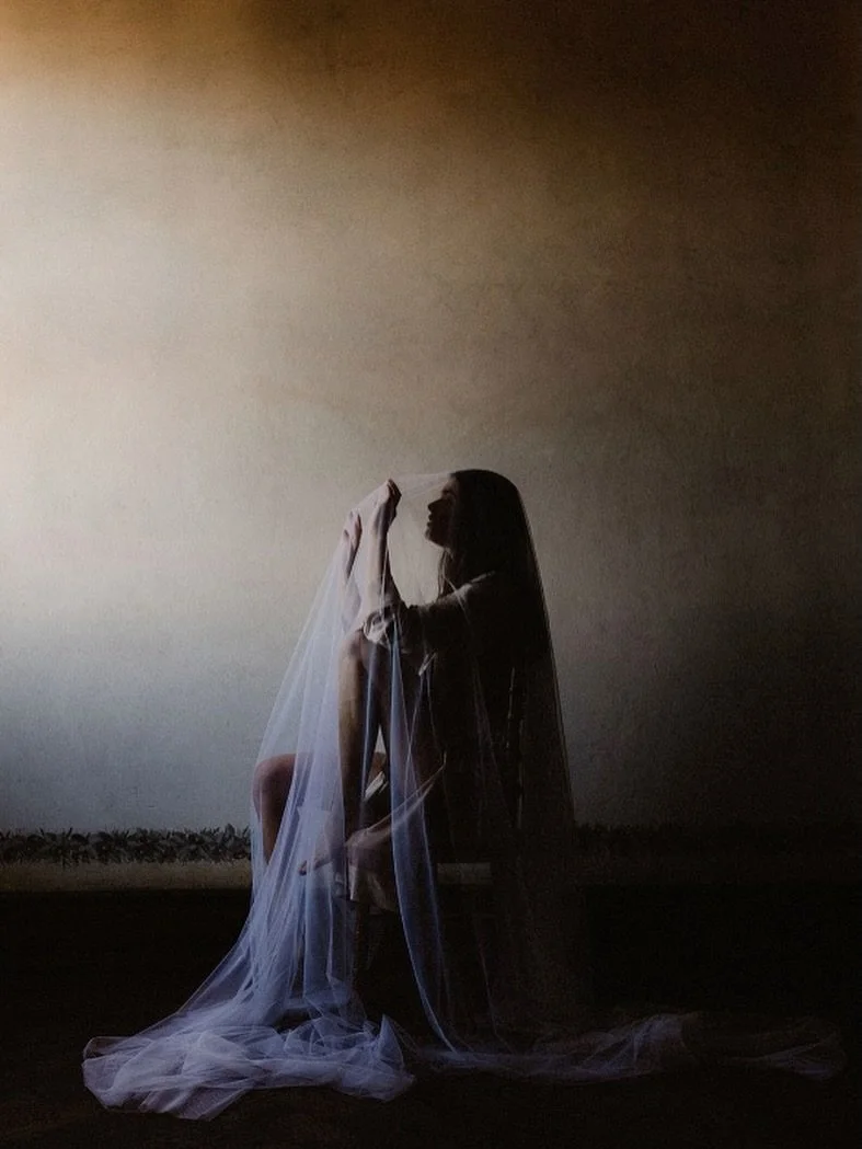 Gentle gesture #sintra #sintrawedding #sintraweddingphotographer