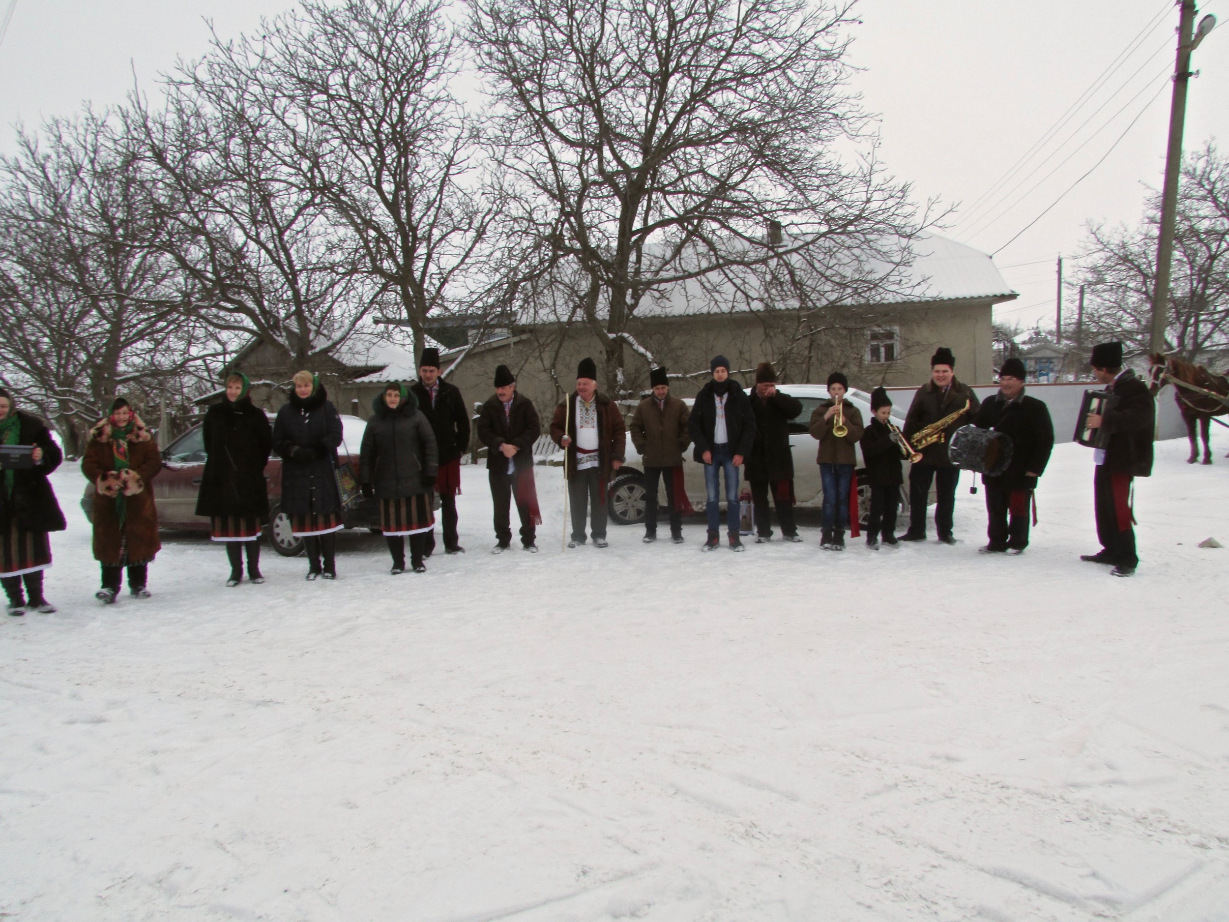  Hădărăuți street band, dancers and onlookers.  