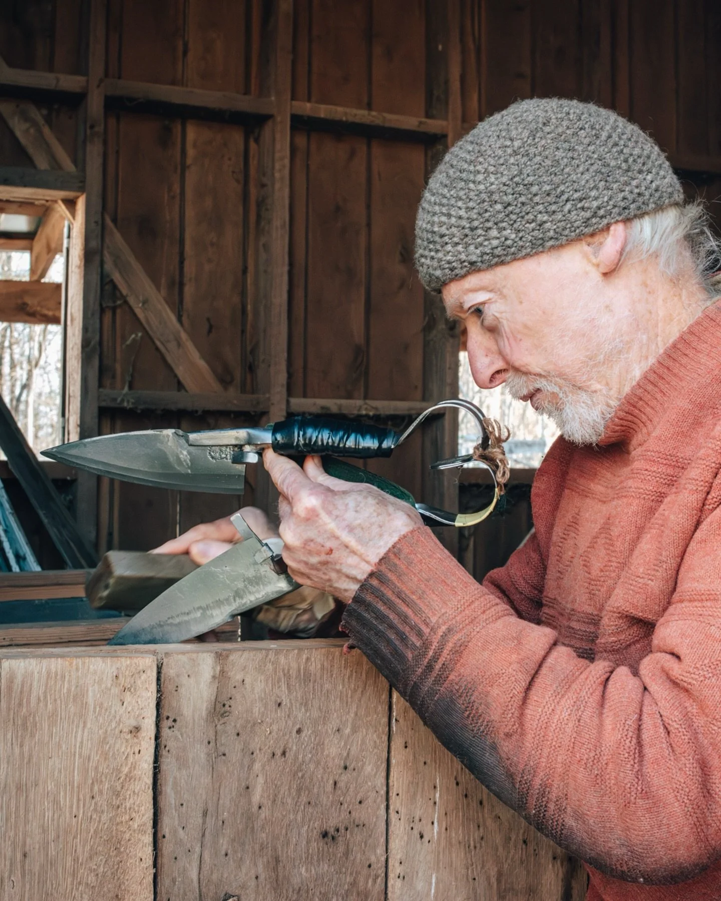 My friend @morgansiem invited me to come photograph something special, Kevin Ford, a professional sheep shearer who uses only hand blades, no machines. Watching him work was quiet and intentional, a rhythm of care and respect for the animals in every