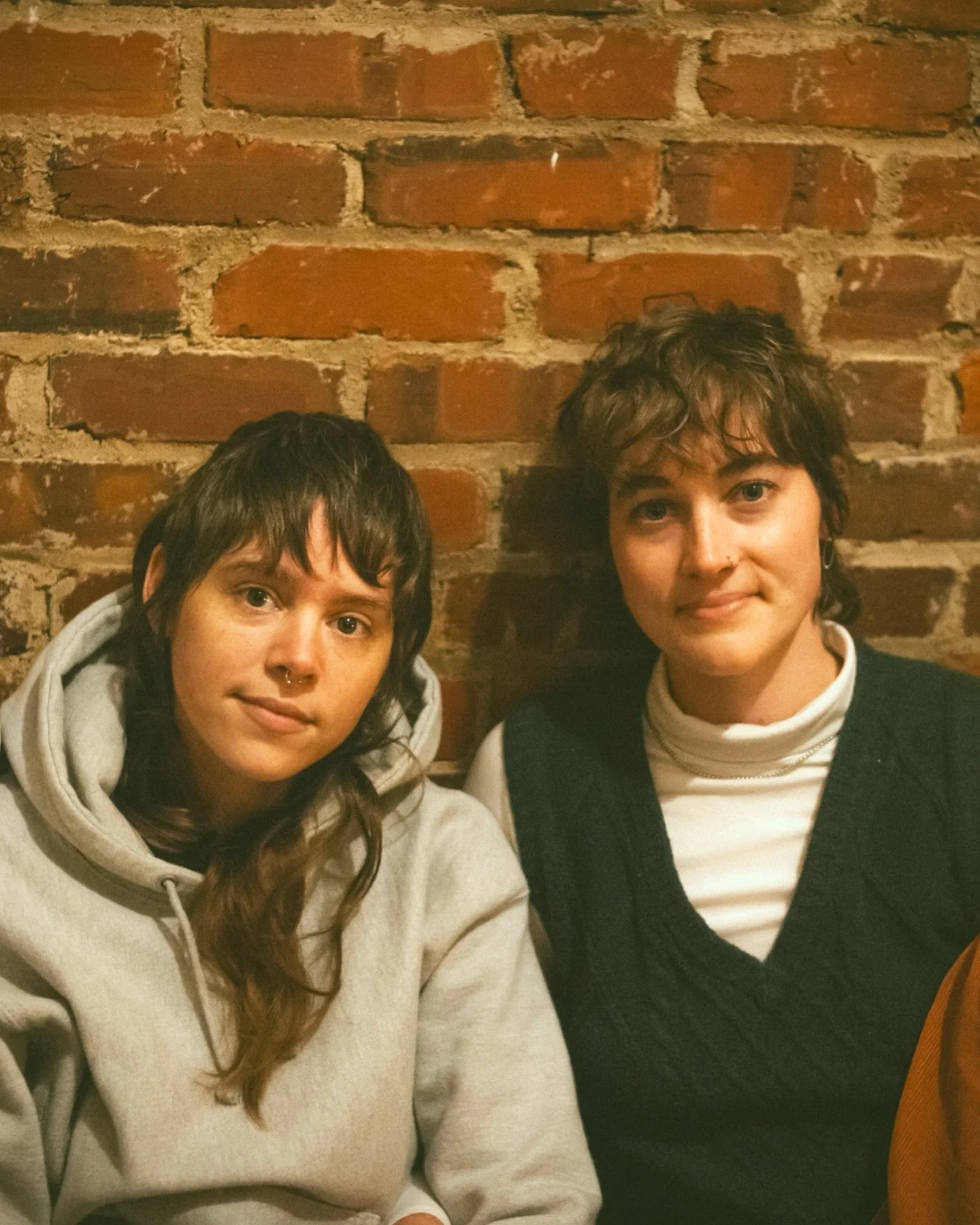 If you ask @hairy.legged.women what kind of music they make, they&rsquo;ll say &ldquo;sad music.&rdquo; But ask their friends and fans, and you might hear: hopeful. Inspiring. Emotional. Honest. And&hellip; okay, a little sad. 🩵
Two friends grabbed 