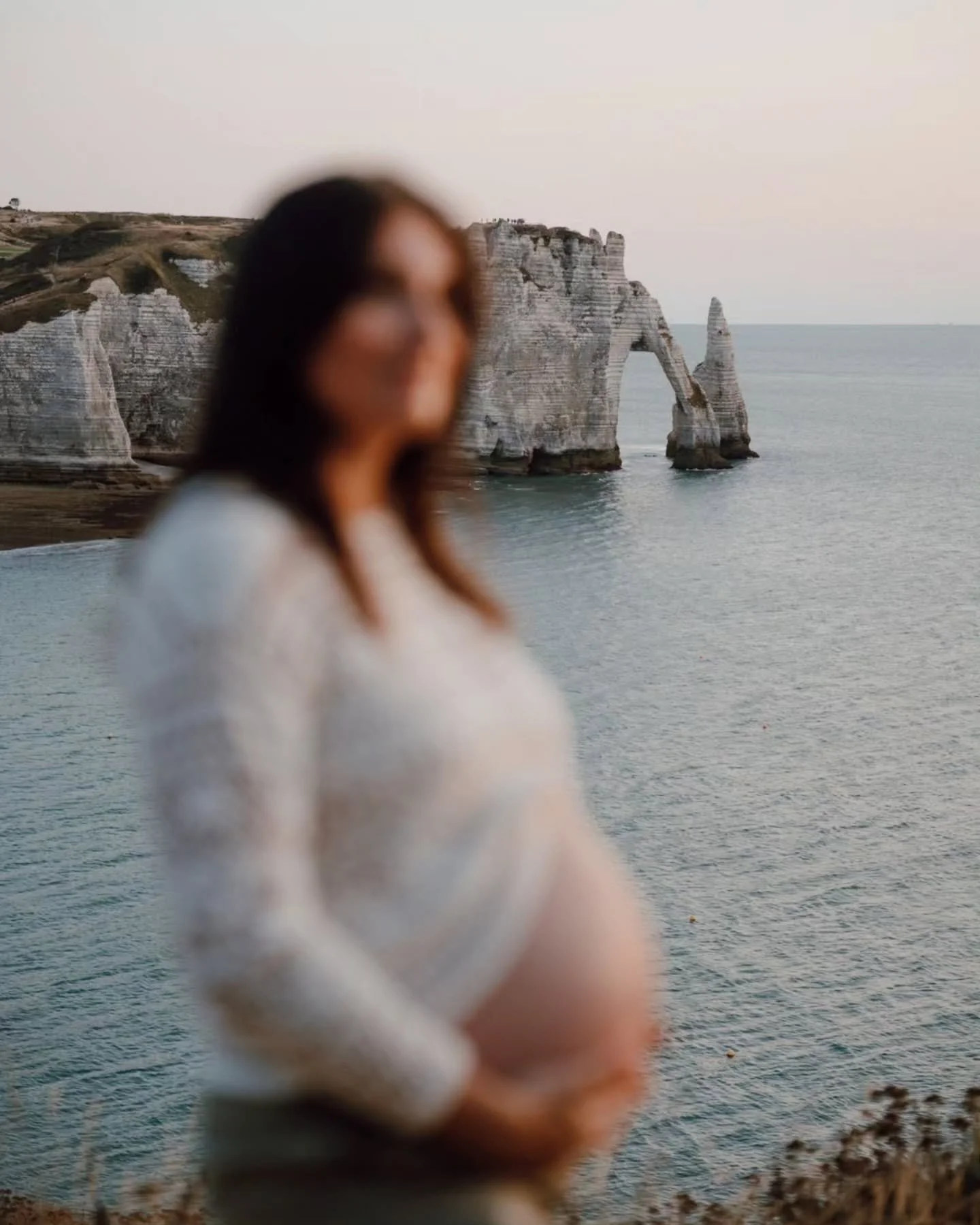Un d&eacute;cor de r&ecirc;ve pour une &eacute;tape de la vie incroyable 🤍

Ces images de maternit&eacute; prises sur les falaises d'&Eacute;tretat, j'avais h&acirc;te de vous les partager. Pour la douceur que d&eacute;gage Bertille, l'ambiance f&ea