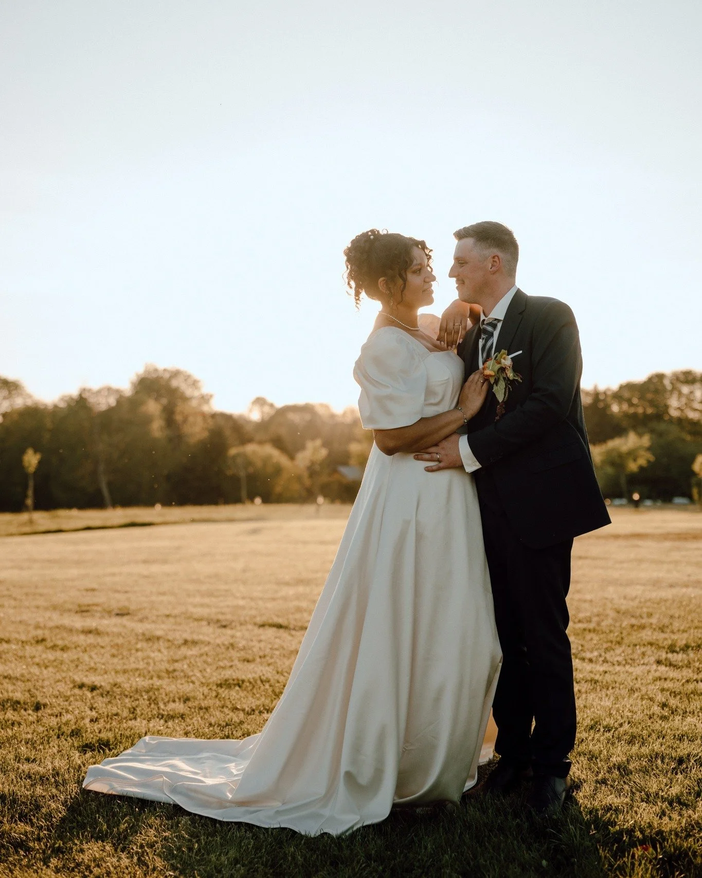 Et si votre robe de mari&eacute;e avait d&eacute;j&agrave; v&eacute;cu une histoire d&rsquo;amour avant la v&ocirc;tre ?

Cette robe, c&rsquo;&eacute;tait celle de sa grand-m&egrave;re. Apr&egrave;s quelques retouches, quelques ajustements, et des an