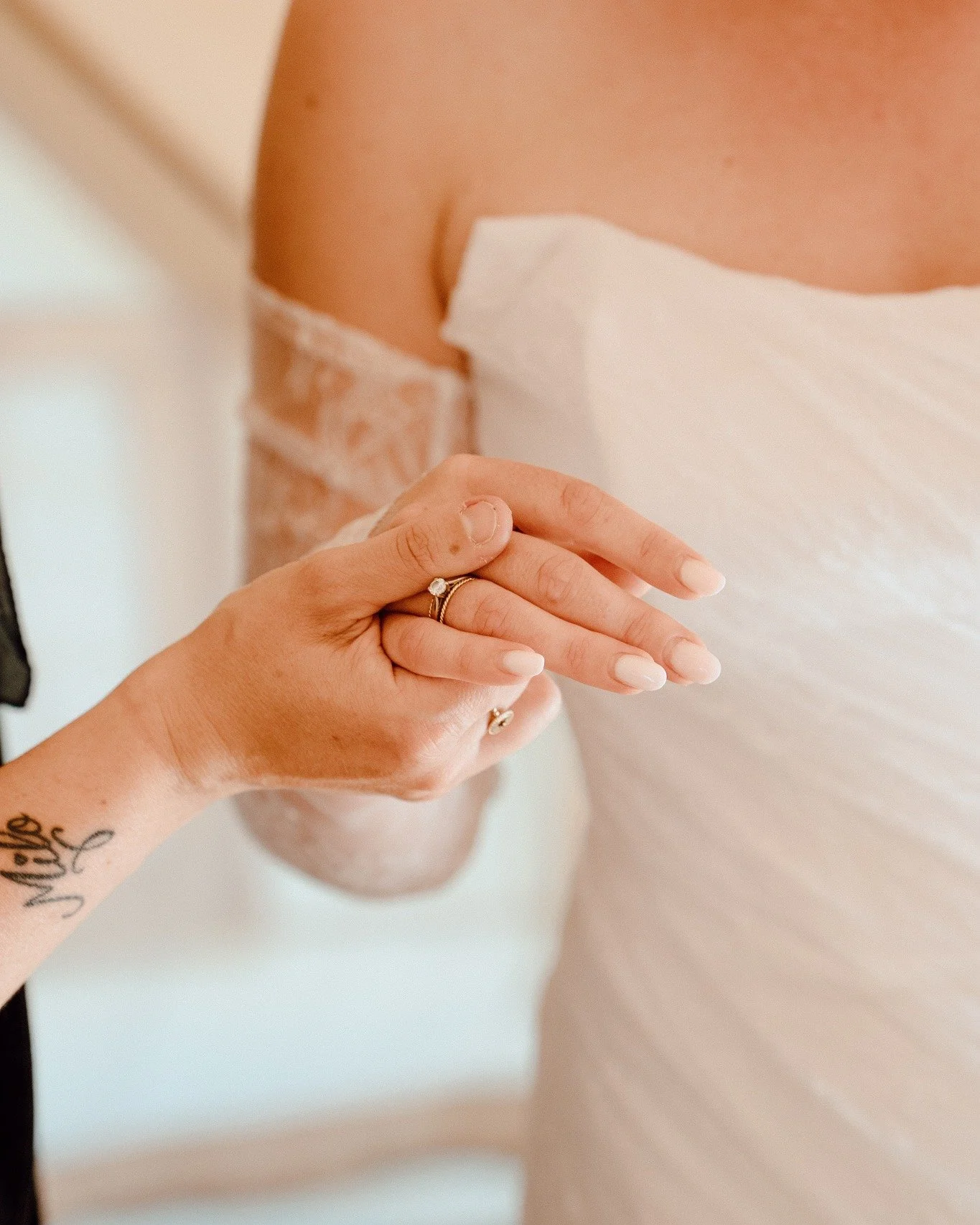 Seule ou entour&eacute;e ? 

Les pr&eacute;paratifs de la mari&eacute;e sont un moment intime qui m&eacute;rite d&rsquo;&ecirc;tre v&eacute;cu &agrave; votre fa&ccedil;on. Certaines appr&eacute;cient le calme d&rsquo;un instant seule, rien que pour e
