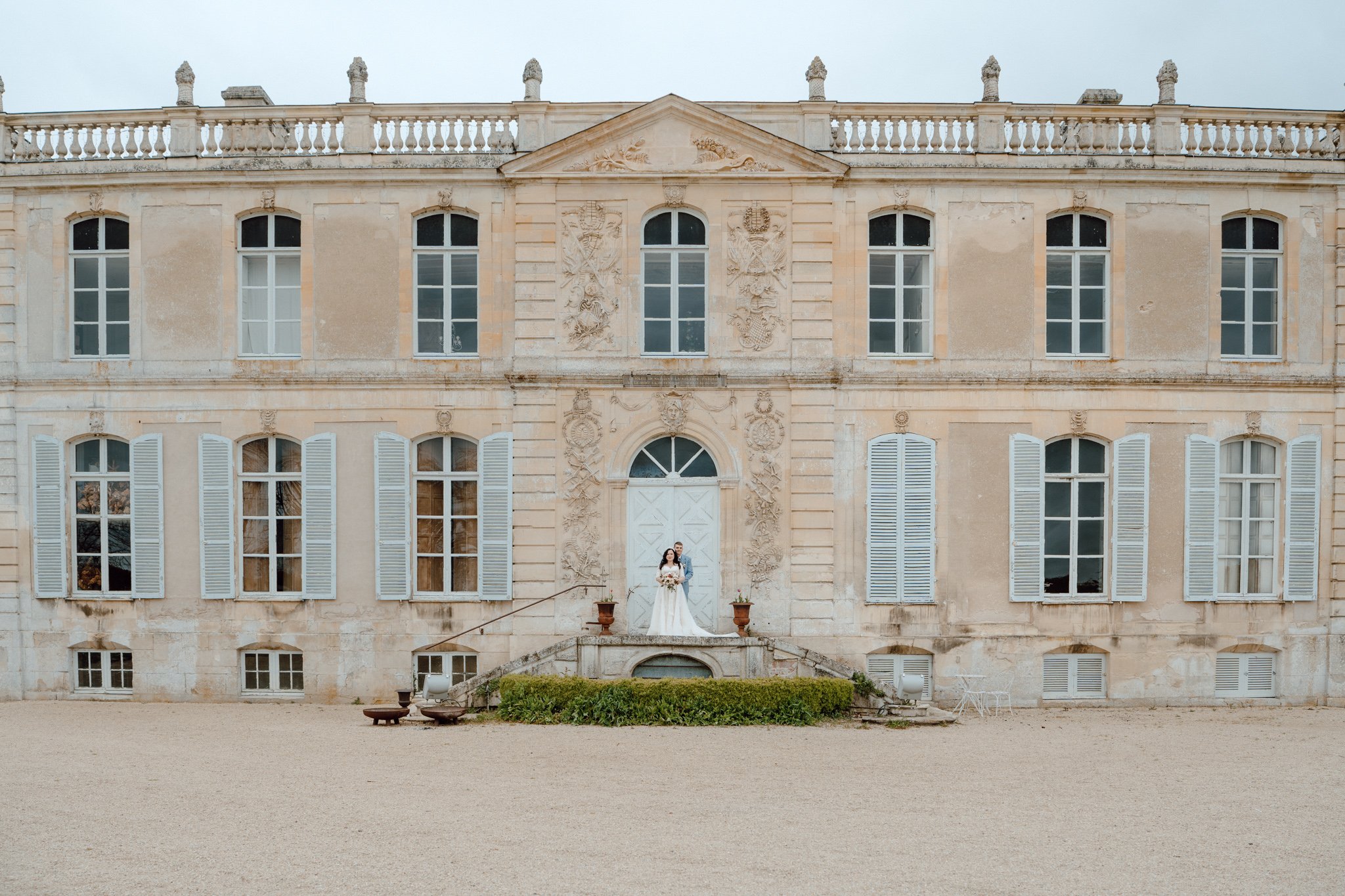 Séance couple durant un mariage intimiste de Yann & Aleksandra au Château de Canon (Calvados)