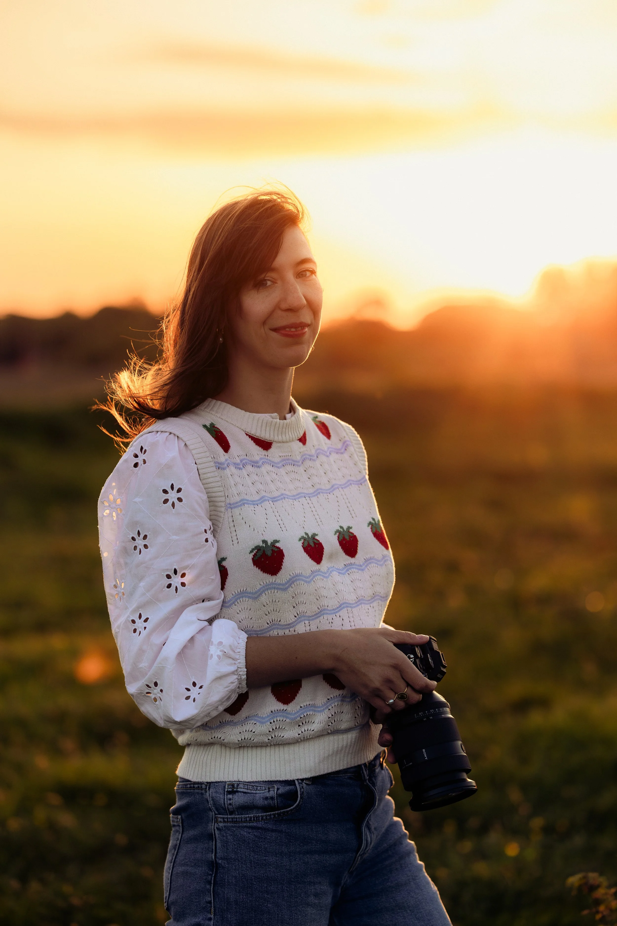 Allison Blomme Photographe sur les falaises d'Etretat au lever du soleil