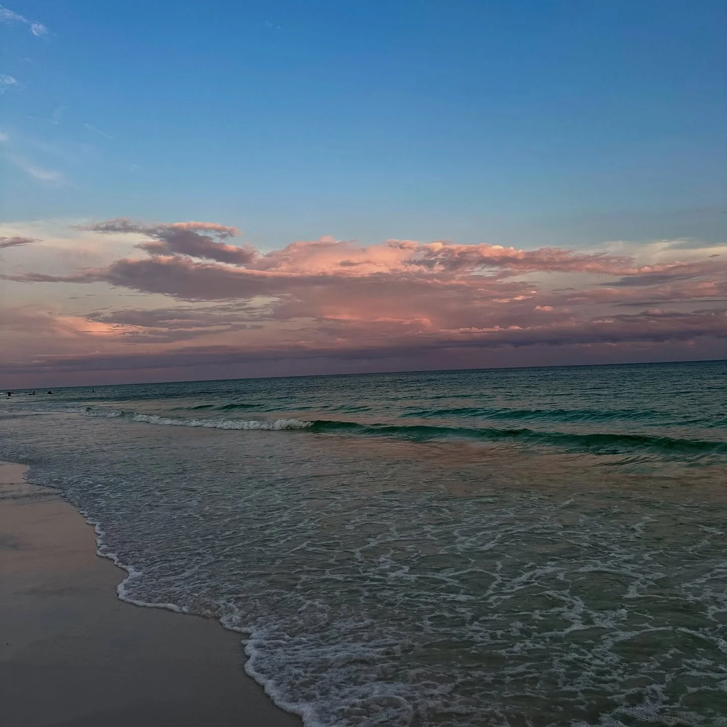 there&rsquo;s something magical and calming about witnessing the sky&rsquo;s gentle embrace of color, reminding us to pause and appreciate the peaceful moments🌊

#reverentsol #sunsetmagic #cottoncandysky #mindfulmoments