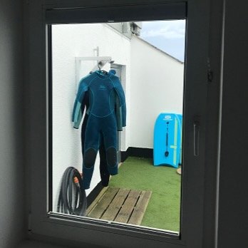 Ready to ride! 🏄&zwj;♂️ 
One of our outside spaces is the perfect spot to keep your wetsuits and boards, it even has an outdoor shower for rinsing off 👌🏻
Grab your boards, hoist your wetsuit on, walk 5 minutes and you&rsquo;re splashing about! 
#t