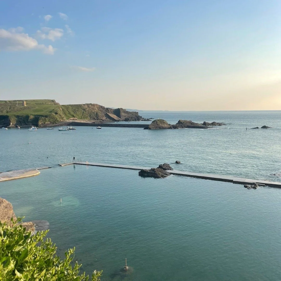Look at that for history! 😎
🏊 You've got the iconic @budeseapool, made in 1930 - One of the only tidal swimming pools which still remains open to the general public today and is open throughout the year, free for all to enjoy
🚢 The Bude Barrel Roc