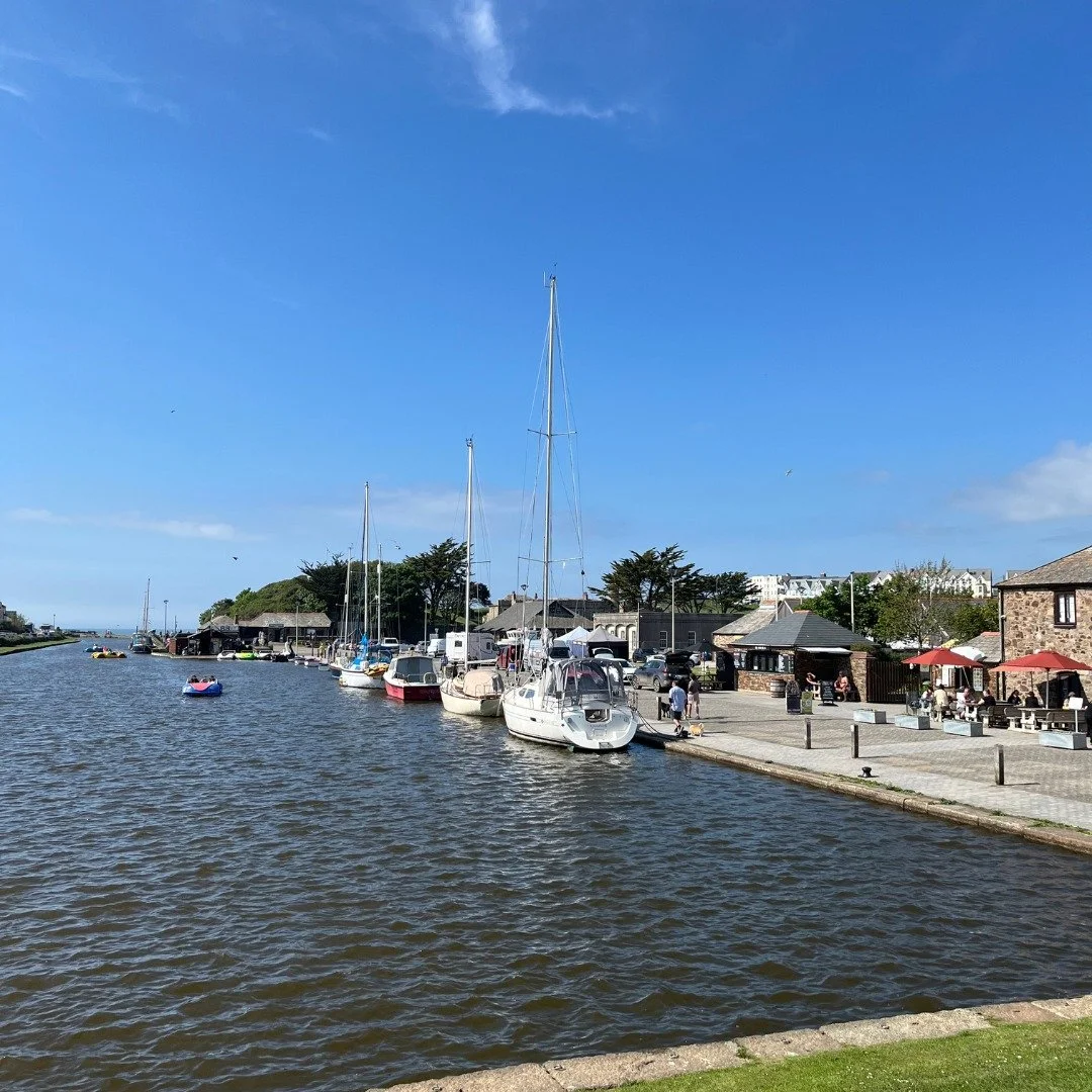 So what does Bude have to offer?
What would you add to this list?
🐚 Multiple beaches within walking distance to town: Summerleaze Beach, Crooklets Beach, Northcott Mouth and Widemouth Bay
🐚 A bustling town of independent shops, cafes, bakeries and 