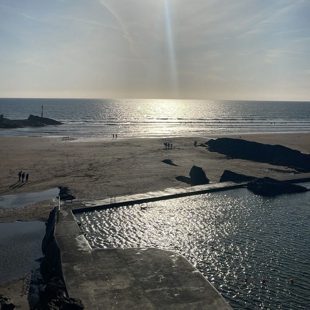 How's this for a Sunday Sundown? 🌅
We can never choose between early mornings on the beach or sunset evenings - Which one is your favourite? 
Such different vibes but so brilliant in their own ways 🤍
#bude #sundown #sunset #cornwall #sundayfunday