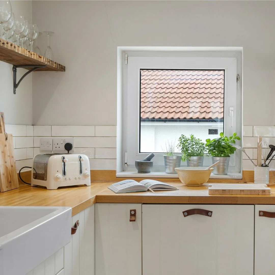 So you're on your holiday, are you cooking? At all? 🍳
Our 4-bed Cornish cottage has a fully equipped kitchen, just in case!
You can check our current availability on our website.
#bude #selfcatering #lastminute #cornwall 
&bull;
&bull;
&bull;
&bull;