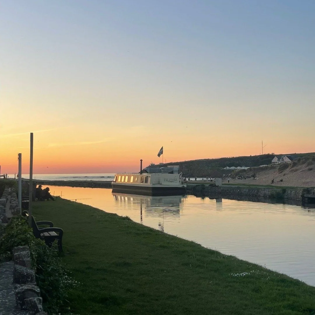 The Barge and it's Cornish flag flying for another weekend in Bude 🖤🤍
We hope you're having a nice weekend, wherever you are and whatever you're doing!
#bude #cornwall #summerleazebeach #weekendvibes 
&bull;
&bull;
&bull;
&bull;
&bull;
#visitcornwa