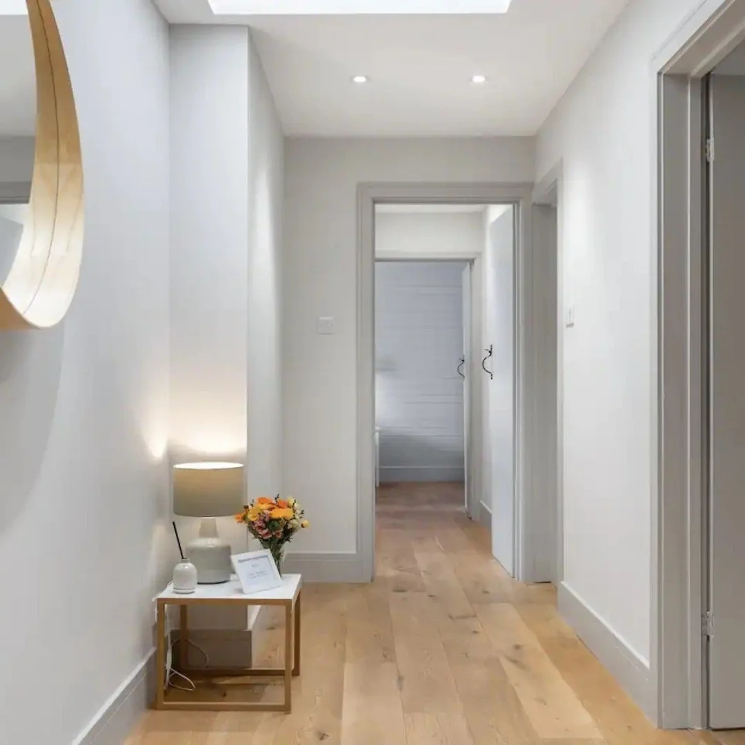 Contemporary Interiors 🐚
The interiors of The Old Bakery have been carefully curated to create a calm, welcoming atmosphere.
Soft neutral tones and natural textures echo the surrounding landscapes in Bude, while carefully chosen artwork adds interes