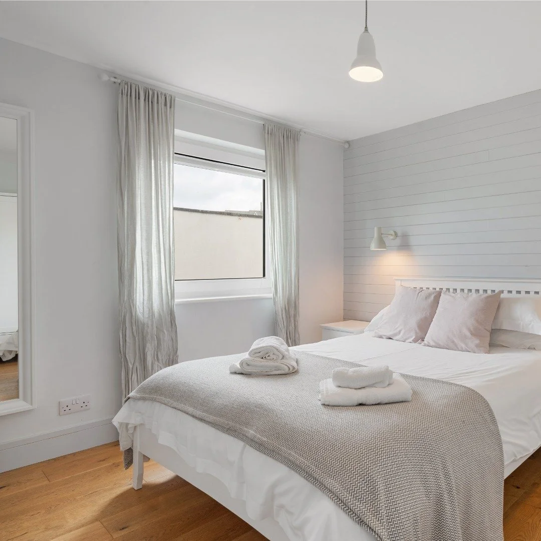 And relax 🐚
Our contemporary coastal interiors instantly breathe a breath of fresh air in guests, allowing them to pause, reconnect with one another and relax 🤍
If you're in need of a Cornish Getaway, take a look at our availability over Christmas 