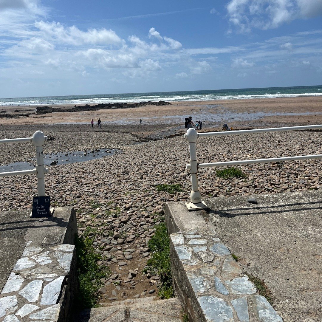 Walking into 2026 like... ☀️
Wishing you all a lovely New Years Eve and hoping you get to book in some beach moments like these! 🐚
#happynewyear #bude #cornwall