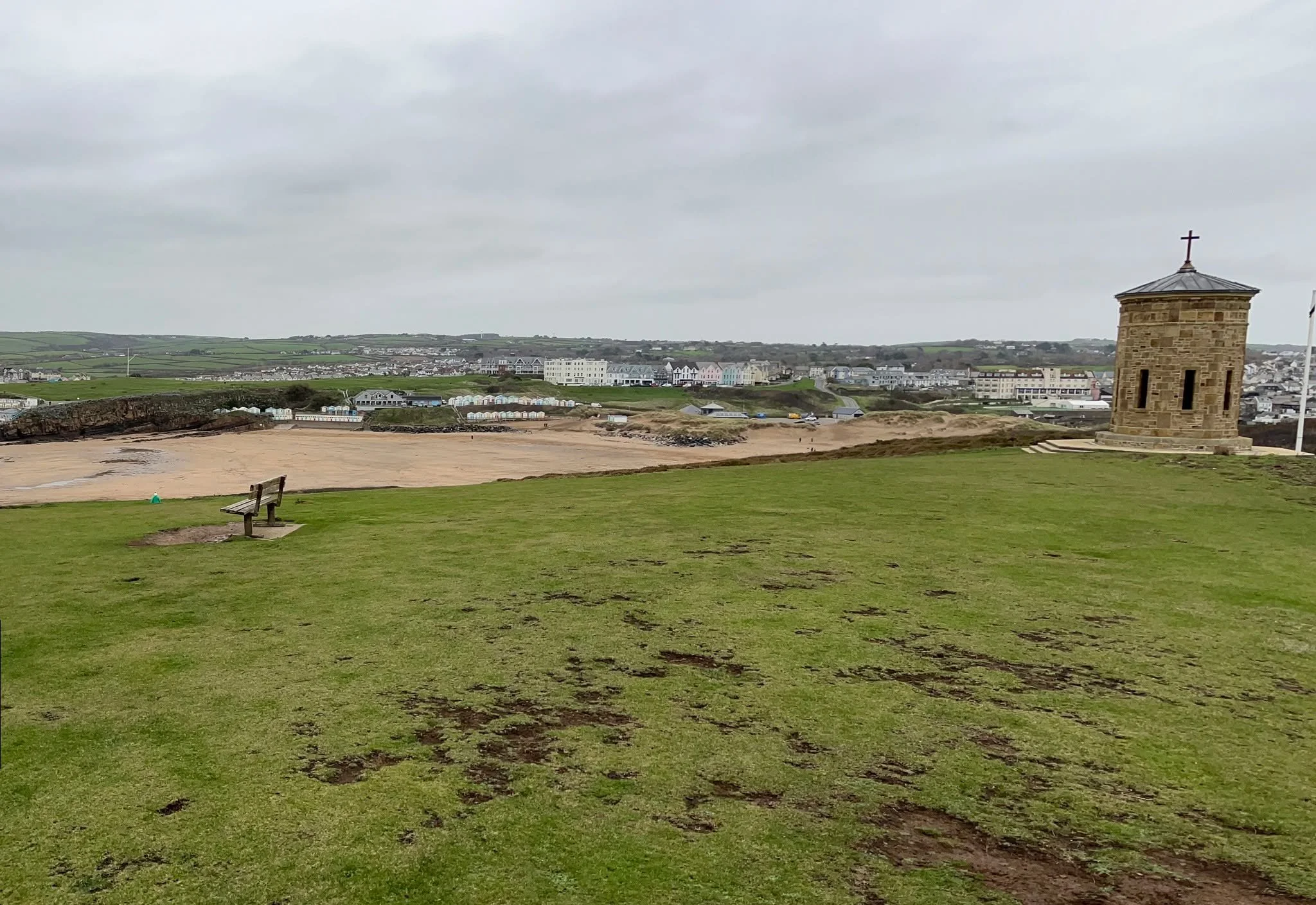 Pop Quiz! ✨
What would you be looking at if sat on that bench...?
Great contender for #BestBenchInBude!
#bude