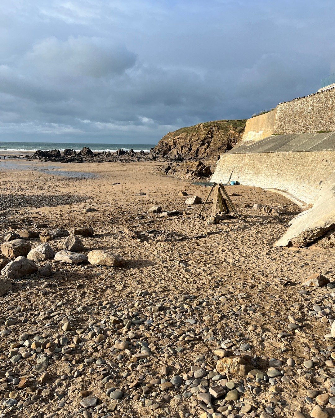 Do you and your family build dens on the beach? 🛖
This one was ready made for us when we got here!
Look at those storm clouds rolling by; every day's a good day to be at the beach 💙
#bude #beach #family #cornwall #denbuilding #beachdens #beachfn #f