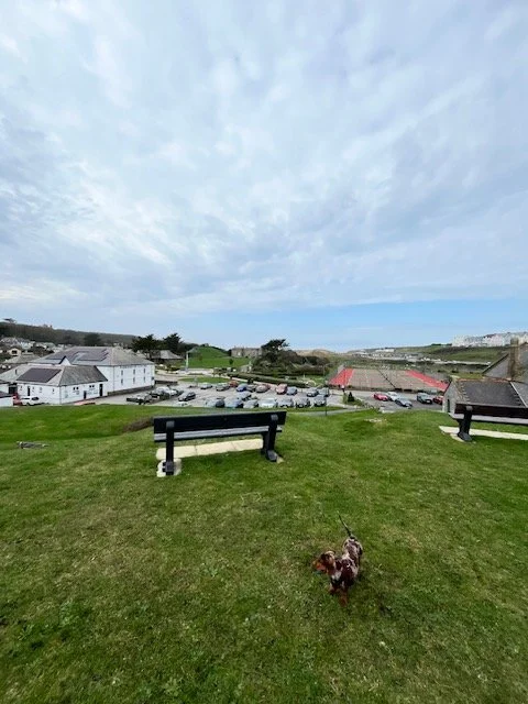 One for those who want some solace 💙
Perched on top of Shalder Hill, The Bude War Memorial, often referred to as the cenotaph, is a Grade II listed, square tapered stone pillar that honours those who died in both World Wars.
It's where those in Bude