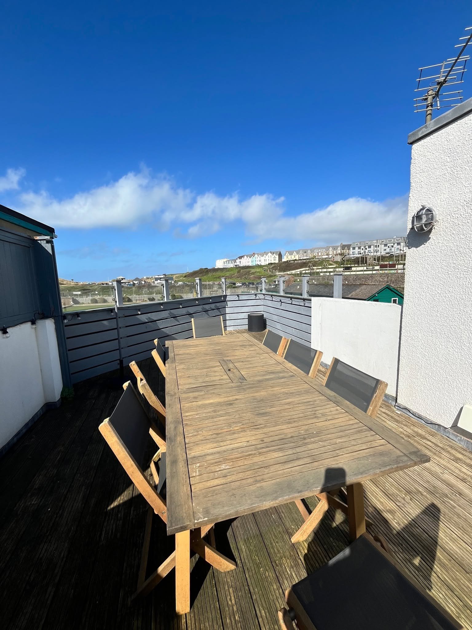 One of our outdoor spaces ☀️
This one has views out over Bude towards Summerleaze Beach, the castle, the recreation grounds and the wharf 💙
Lots of seating and a barbecue too! 🍔
#bude #cornwall #holidayincornwall #staycation #alfrescodining