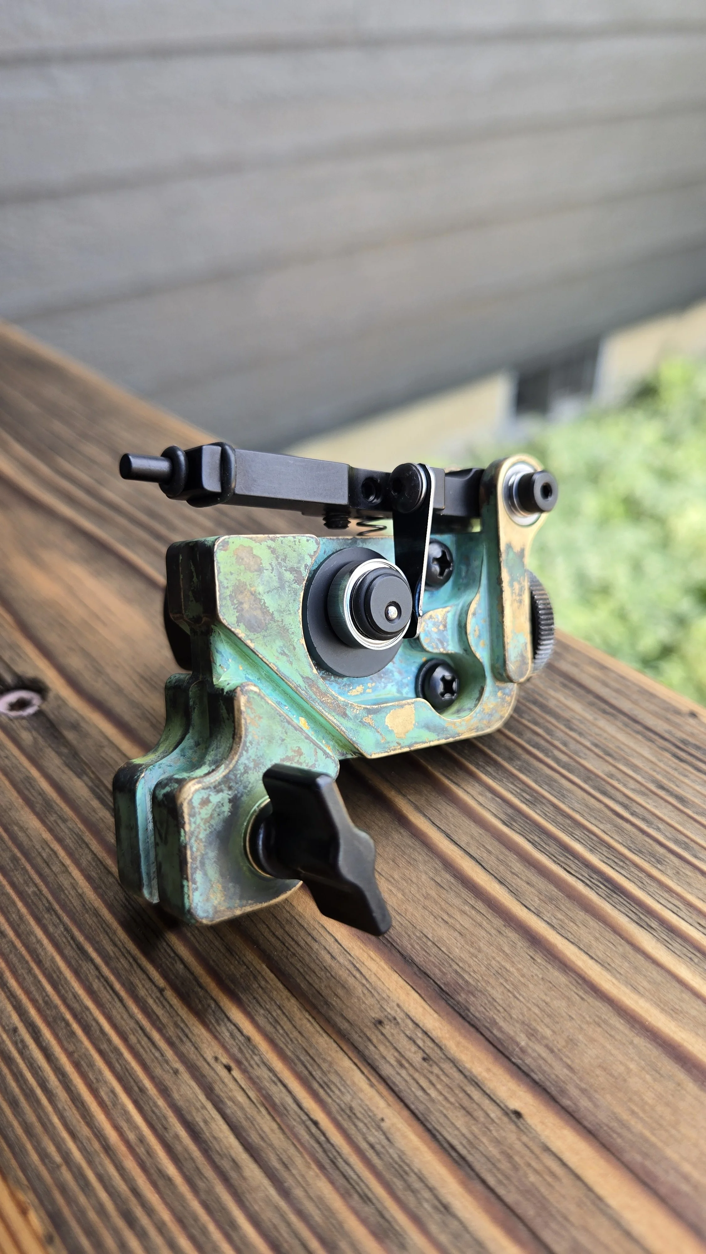 BETTY-V2 Verde Gris Brass
