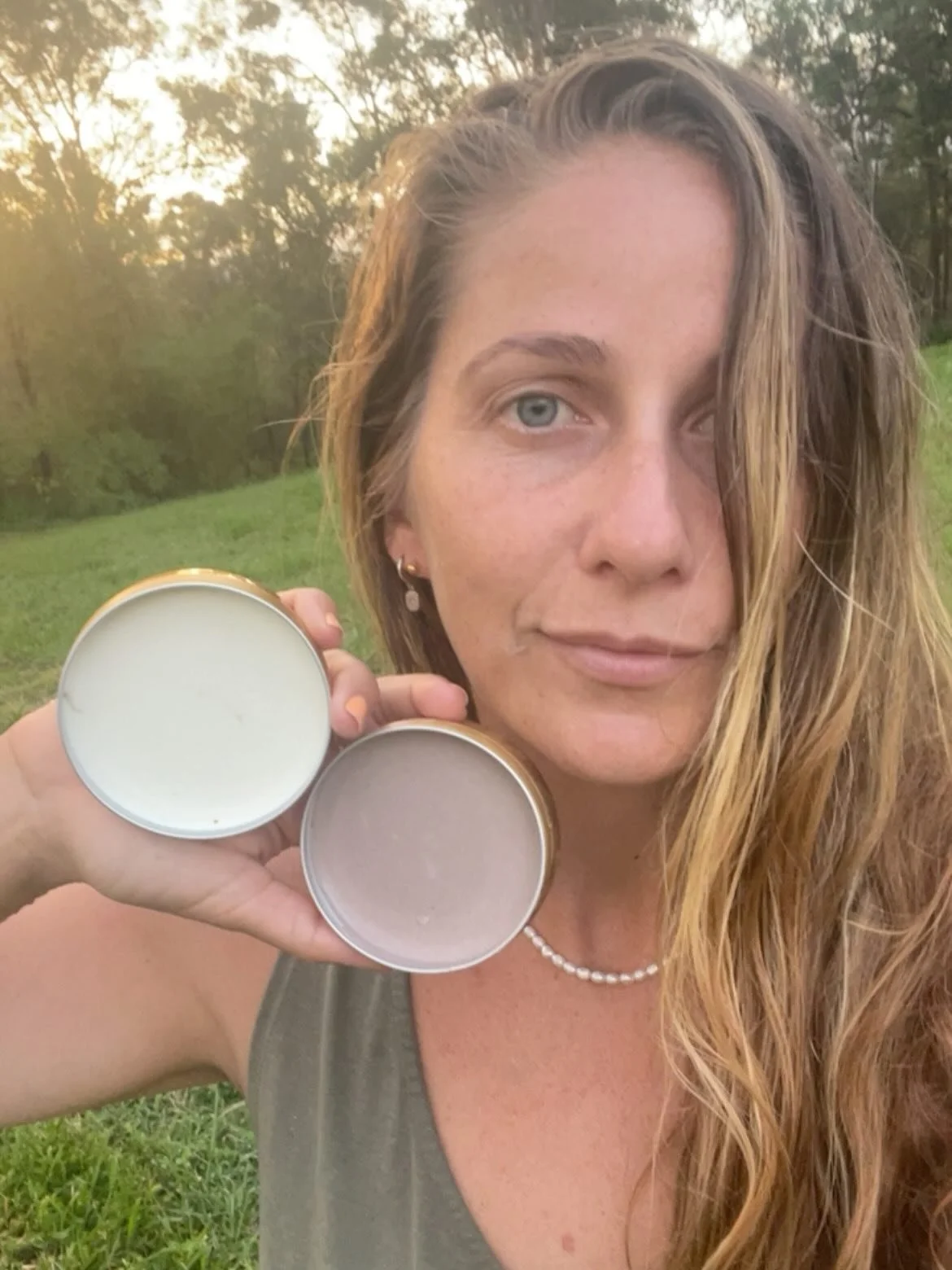 What's your go-to sunscreen shade?? 

Tinted with cocao or creamy frangipani?? 

🤎🤍 The darker blend boasts the same ingredients as my original: tallow, beeswax, jojoba oil, and frangipani essential oil. I've added cocao and berry-infused bentonite
