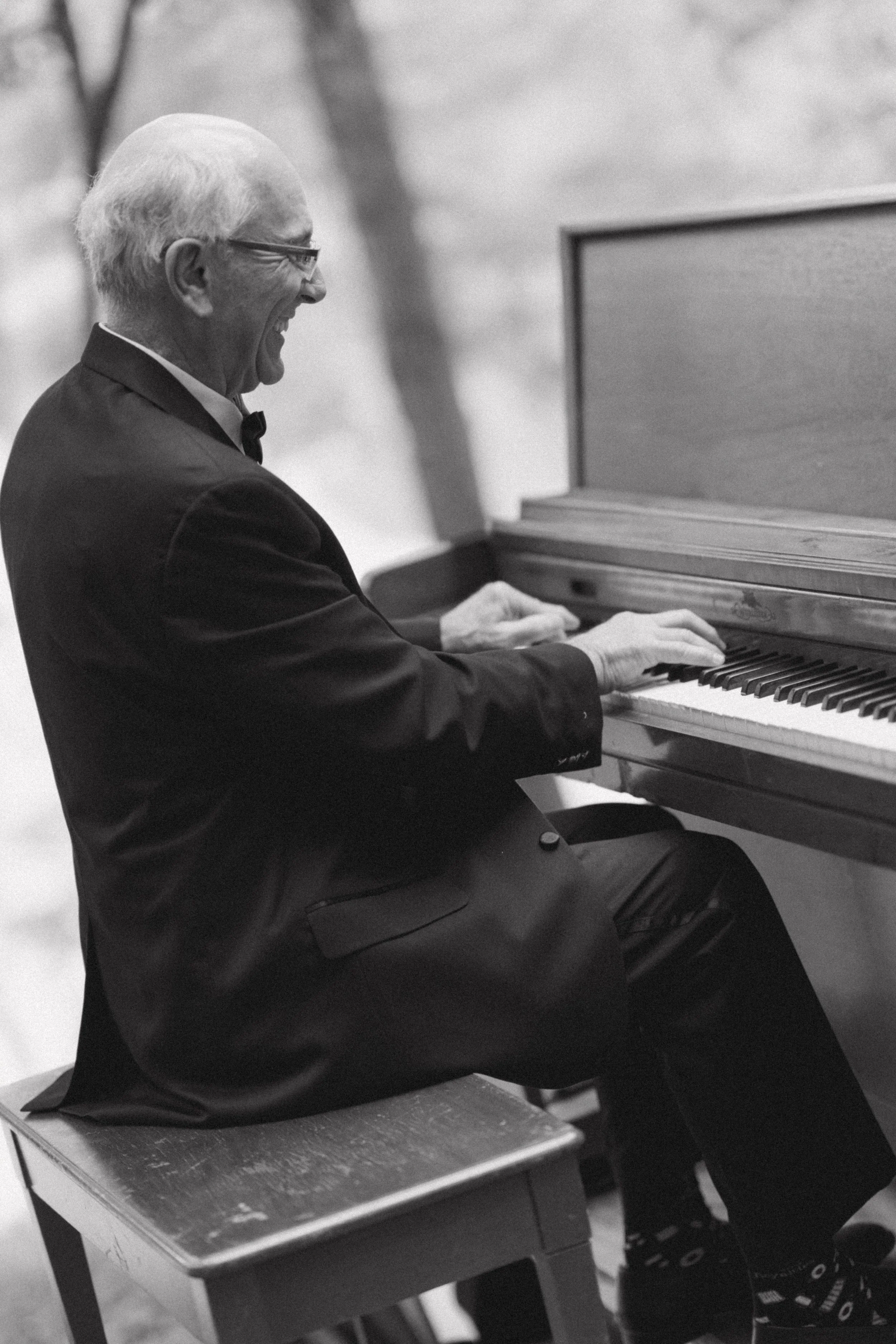 Man plays piano during wedding ceremony in South Carolina