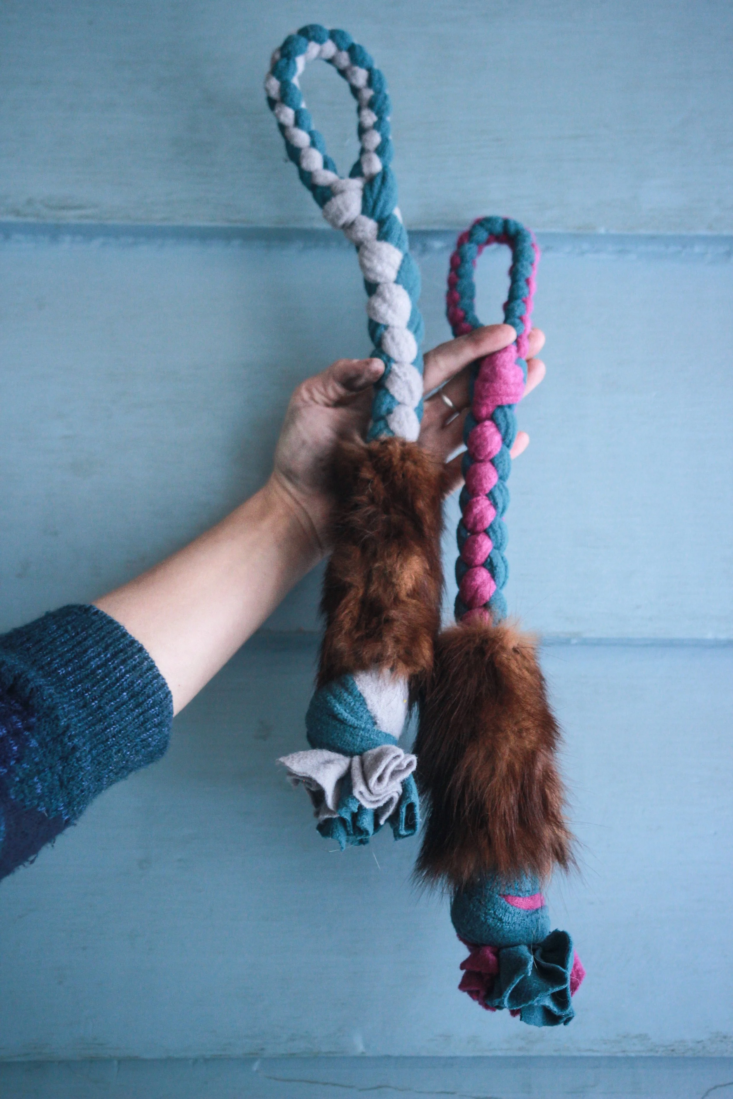 Tug avec fourrure recyclée -  Régulier avec poignée (loutre)