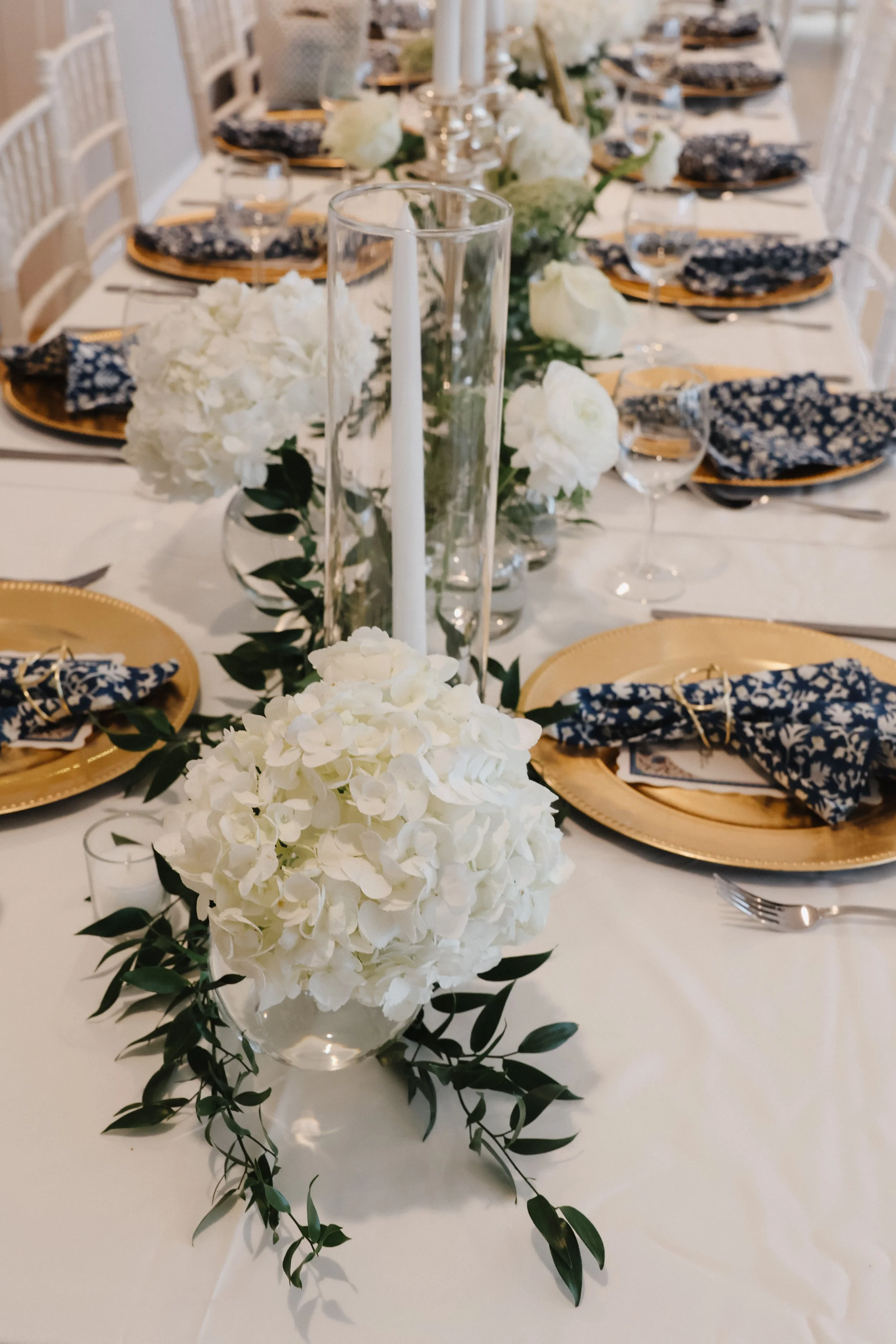 A table displays wedding decor and floral at the Wilmette Harbor Club north of Chicago, IL.