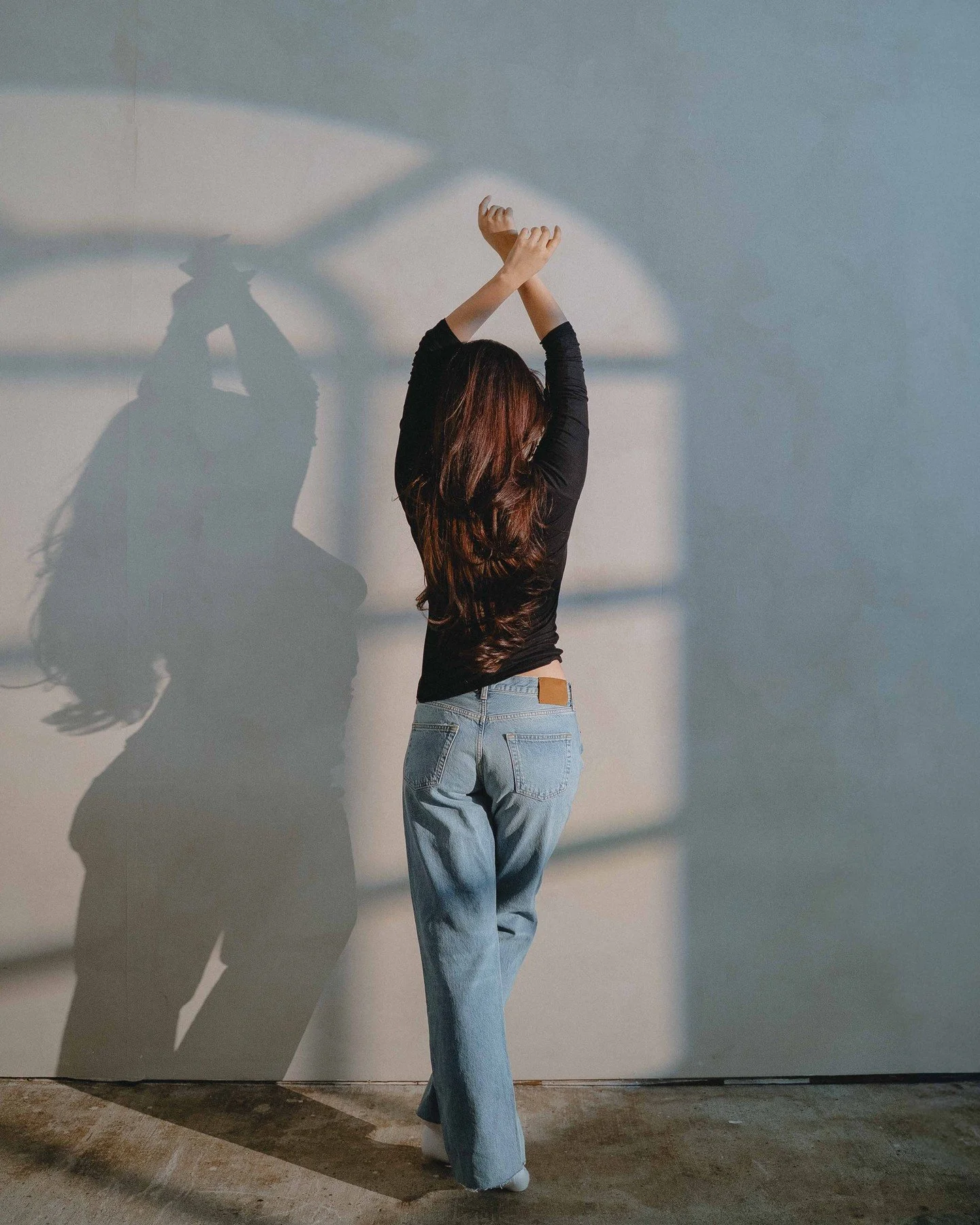 Minimal sets for the win 🤍 the lovely paulinayos against our lime wash wall with a soft window silhouette created using our optical snoot.⁠
⁠
📸: @amayahmedia / @sageandsilverstudios⁠
⁠
#sacramentophotostudio #sacramentocreativestudio #sacramentocon