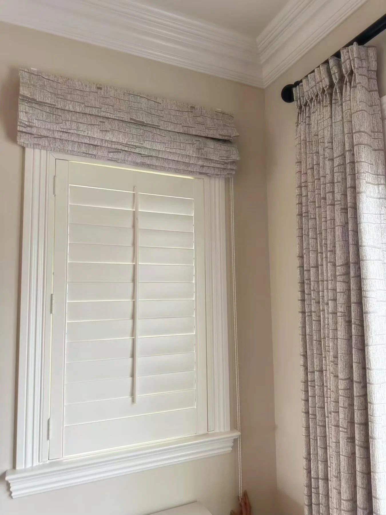 #customdesigned #modernwindowtreatments
#motorizedshades #kitchenshades #integratedwindowtreatments #automatedshades #interiordesign #romanshade #modernromanshade #romanshades #decor #rollershades
#dualshades #lightfilter #remodel #shades #blinds #de