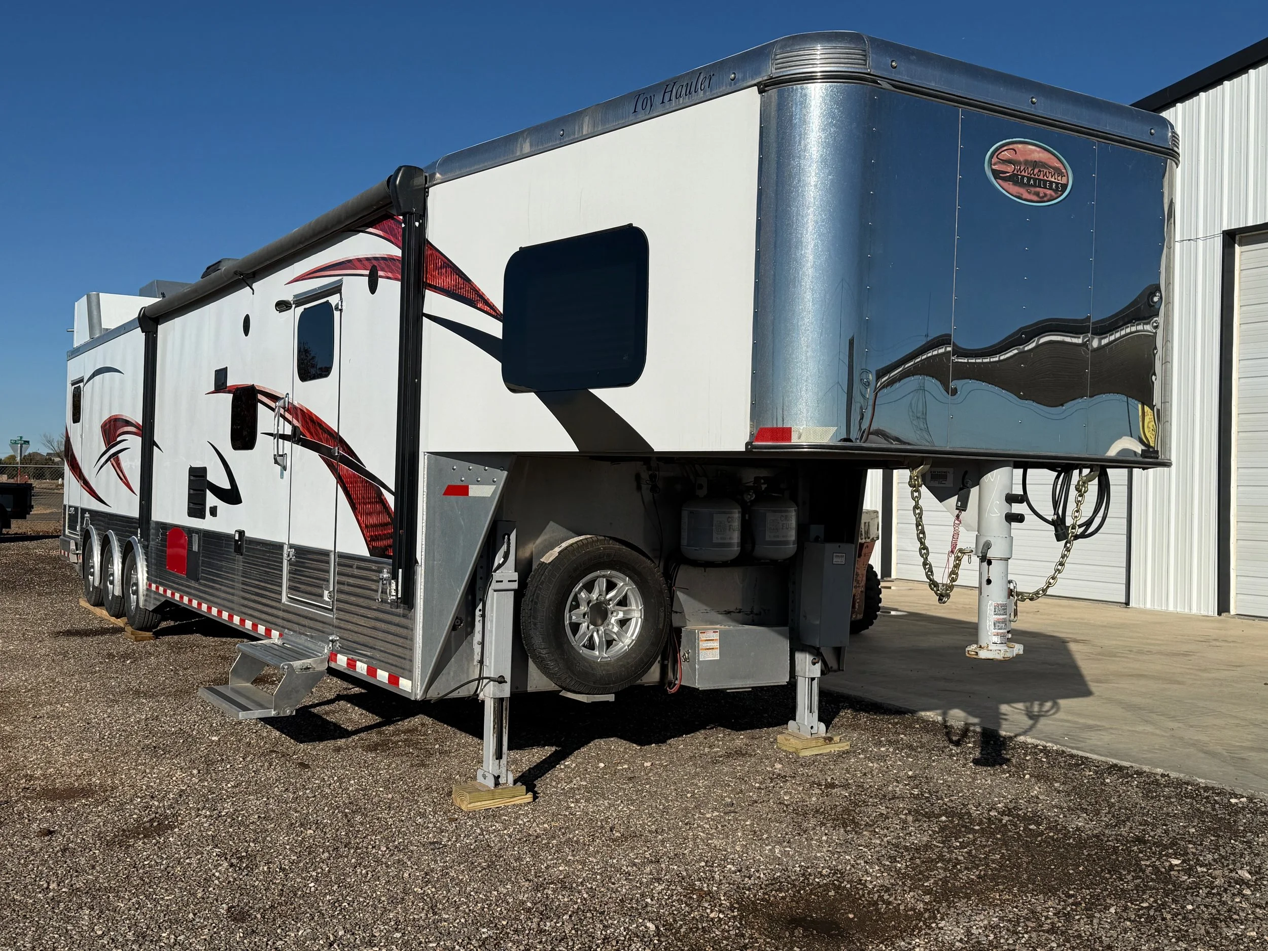 "46FT X 102IN, 21K - SUNDOWNER  GOOSENECK PRO GRADE TOY HAULER 
WITH 24 FT LIVING QUARTERS
22 FT GARAGE SIDE ENTRY DOOR 
ONAN GENERATOR. AWINGS SLIDE OUT 1JA0462 - $77,086.00"