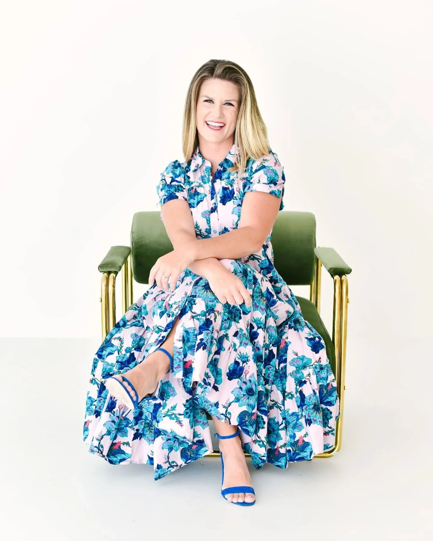 PSA: wear the dress 😘 no time like the present! 

@larautenkranz bringing elegant, effervescent, boss lady vibes ✌️💅
