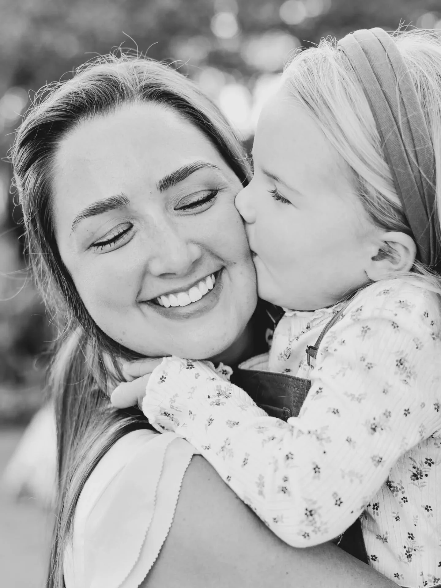 ✨️GIVEAWAY CLOSED✨️

This one goes out to the moms! Mother's day (in the UK- dont worry my American friends 😅) is in just a few short weeks, so I'm giving away a FREE session to one well deserving mom and her family! 

✨️ Here are the details:
&bull