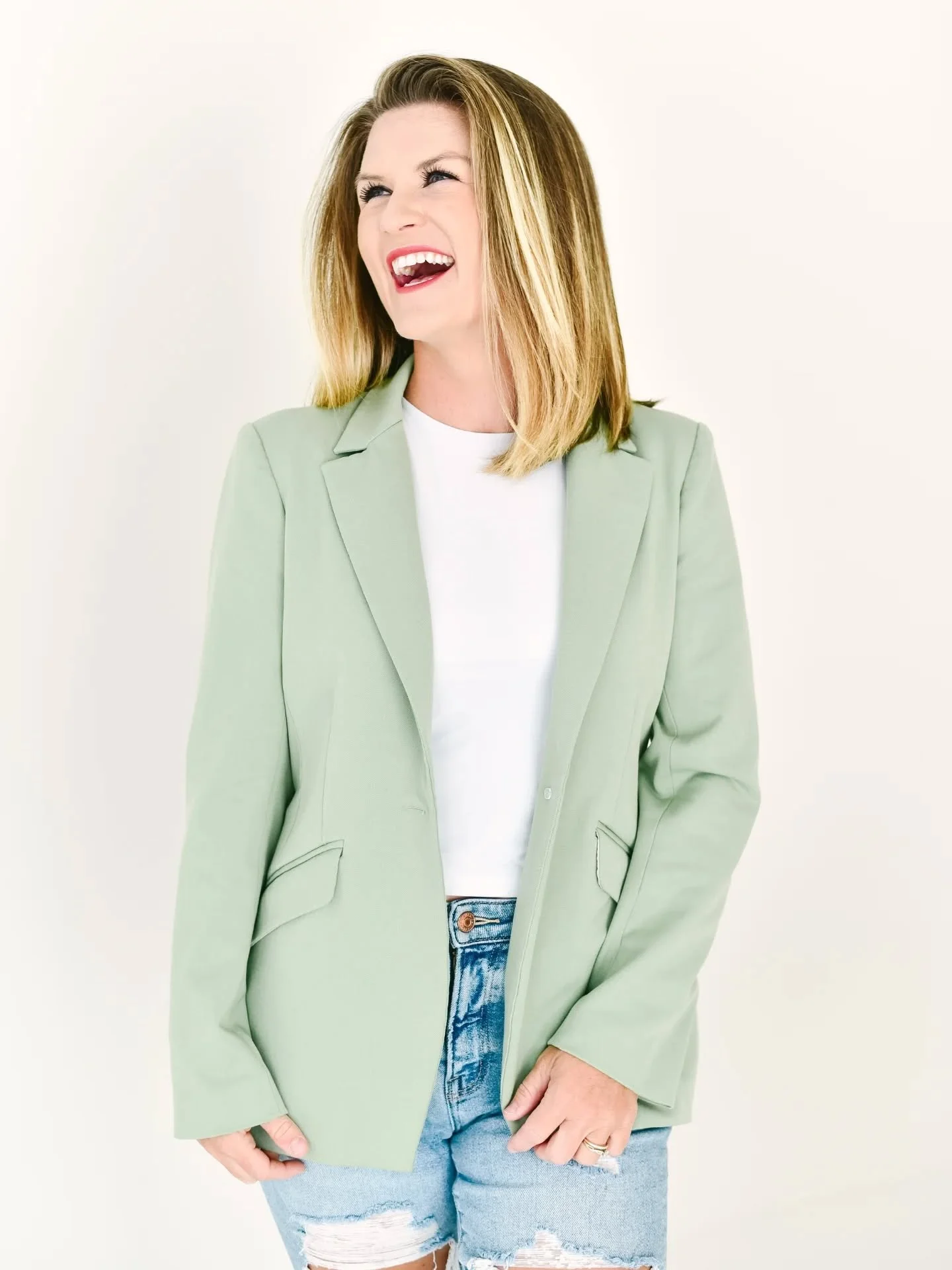 Headshots that match your brand and vibe ✔️

Solid branding imagery is just one way (and often the first way) that you communicate what kind of business or professional you are to customers or clients. Make sure those images feel authentic to your br