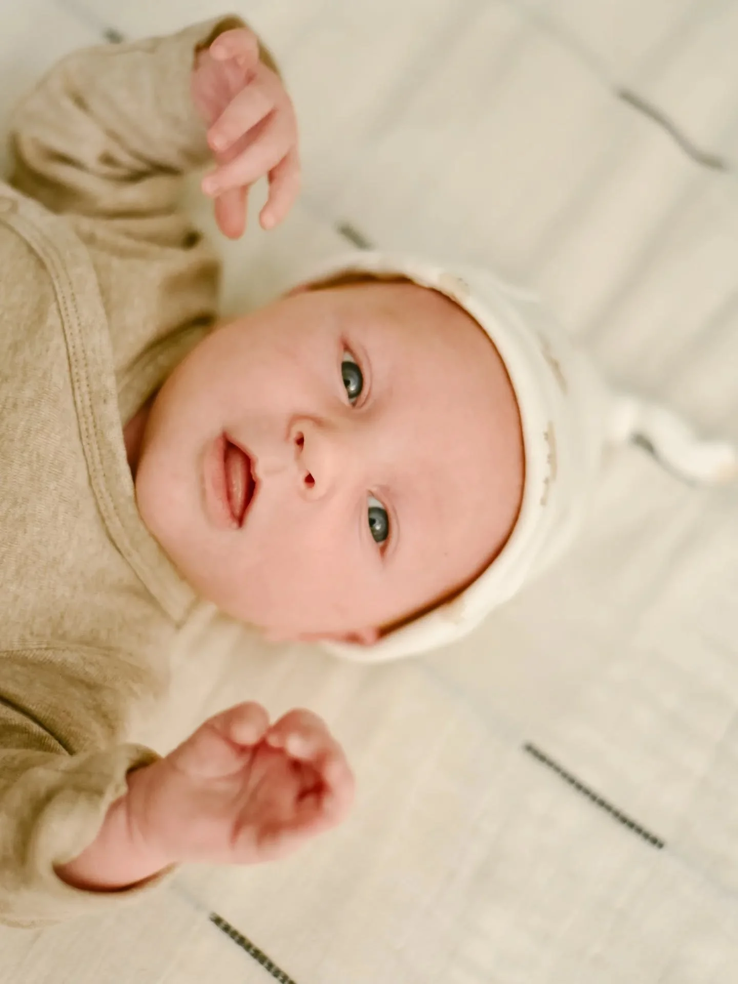 A cozy casual newborn session with Robin at home 💛