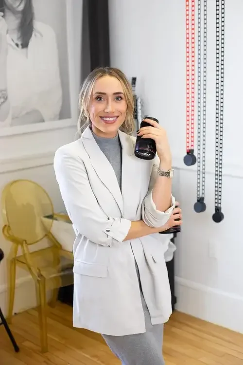 https://ahrefs.com/writing-tools/img-alt-text-generator#:~:text=A%20woman%20in%20a%20white%20blazer%20holds%20a%20bottle%20of%20water%2C%20smiling%20confidently%20in%20a%20bright%2C%20professional%20setting.