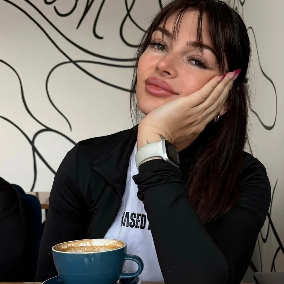 Eye spy our white FBR tee on @kimmieefox &amp; it looks 🔥

Designed for the gym, coffee dates &amp; everything inbetween. The versatility is everything 🙌🏼

Get your hands on one today - link in bio 🔗 

#basedathletica #fbr #fbrtee #forgedbyreps #