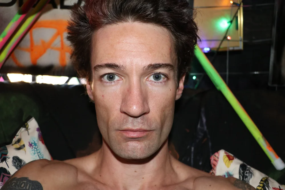 Amos in a close portrait from the beginning of the breakdown