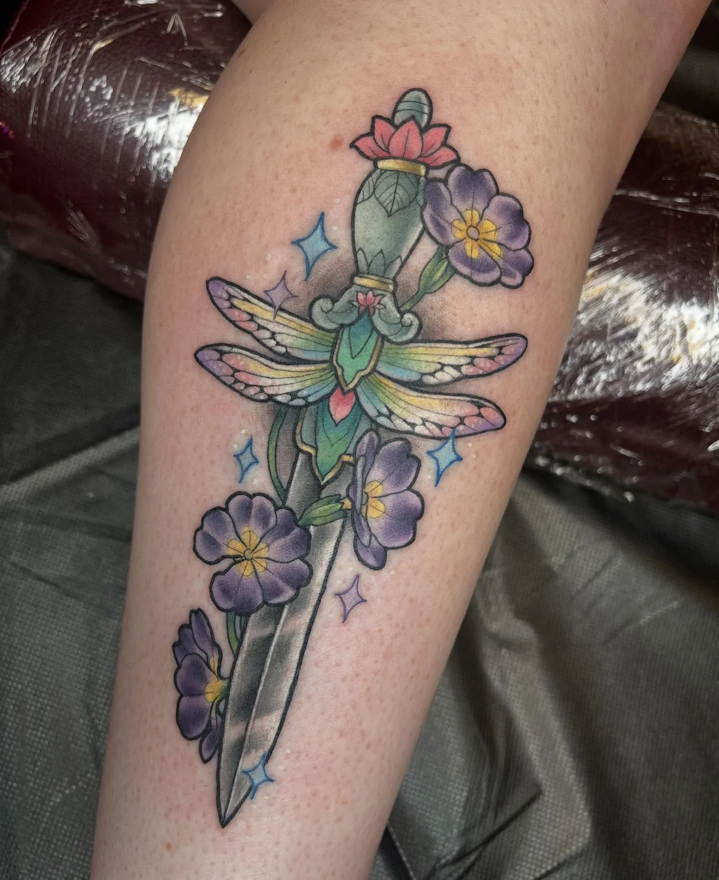 More pretty weapons please 🗡️ 💖 thanks Tabytha!
.
.
.
.
#daggertattoo #dragonflytattoo #ladytattooers #aztattooers #phoenixtattooers #tattoosnob